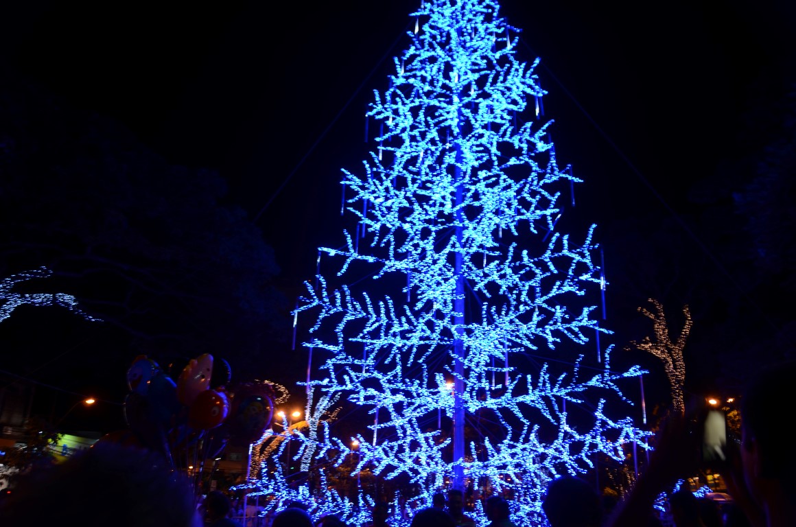 Prefeitura Municipal aciona a decoração natalina na praça central