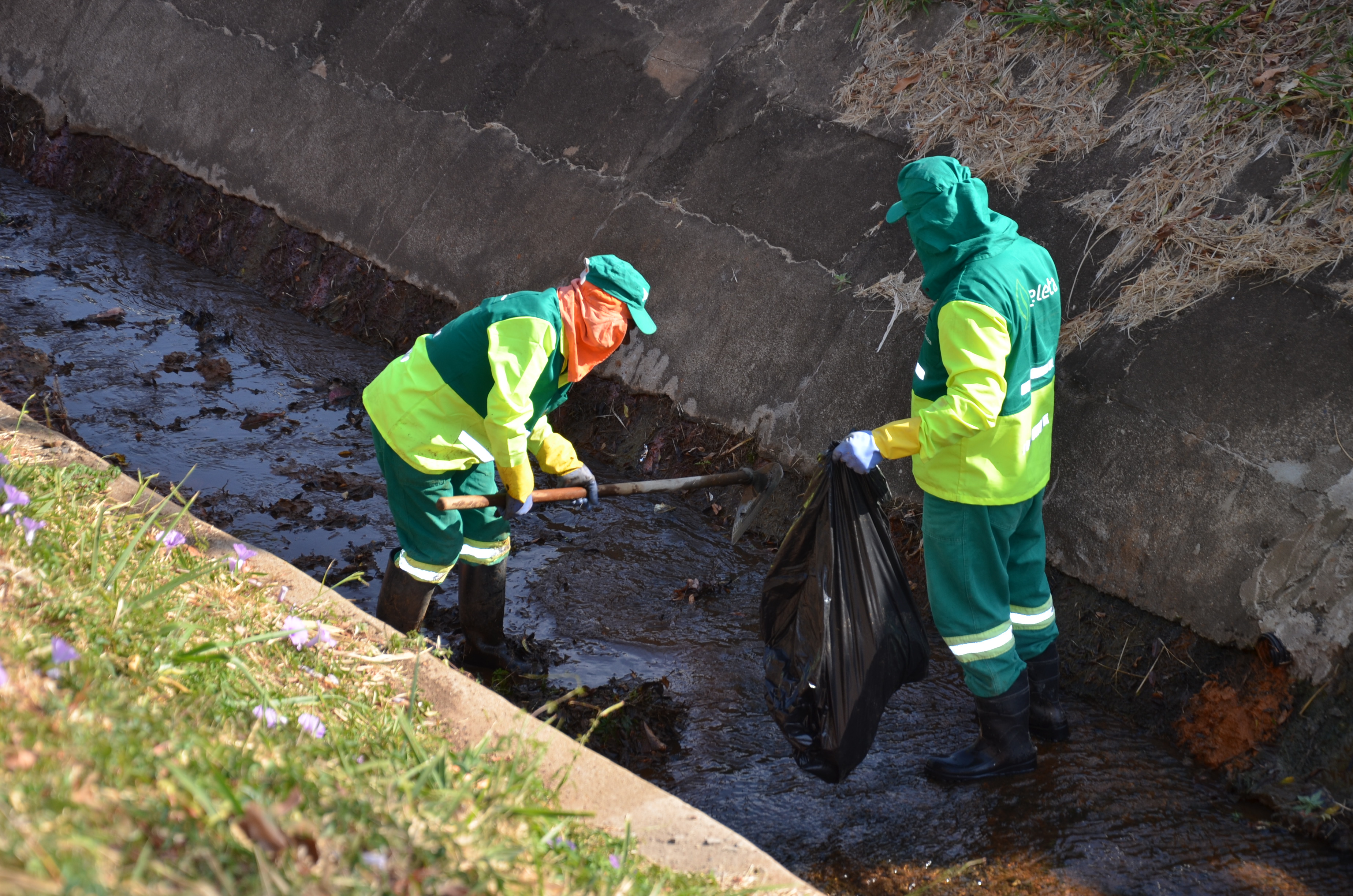 Secretaria faz manutenção nos córregos
