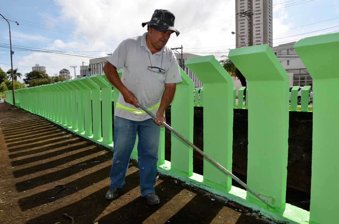 Pontes dos córregos recebem manutenção