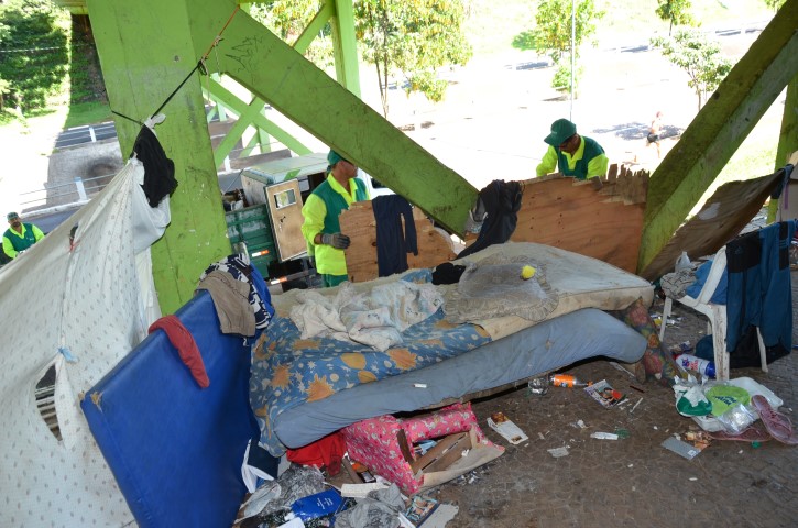 Prefeitura recolhe entulhos sob pontilhões