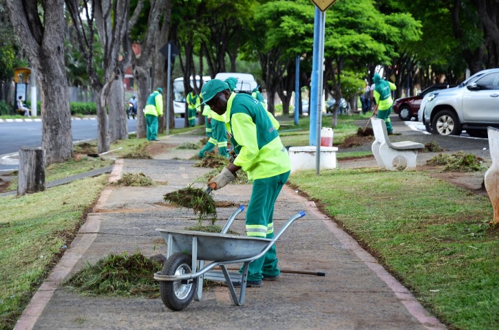 Secretaria investe na limpeza e revitalização de Avenidas