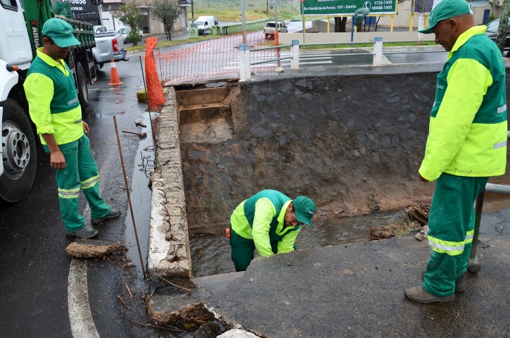 Prefeitura troca passarela no Córrego dos Bagres