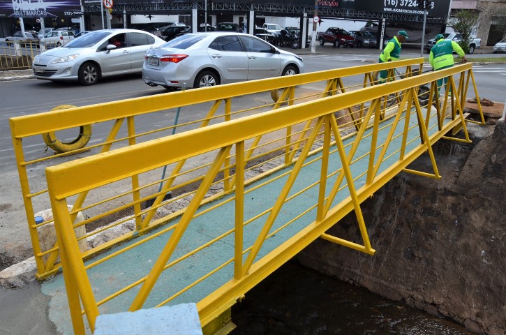 Passarela é recolocada na Hélio Palermo