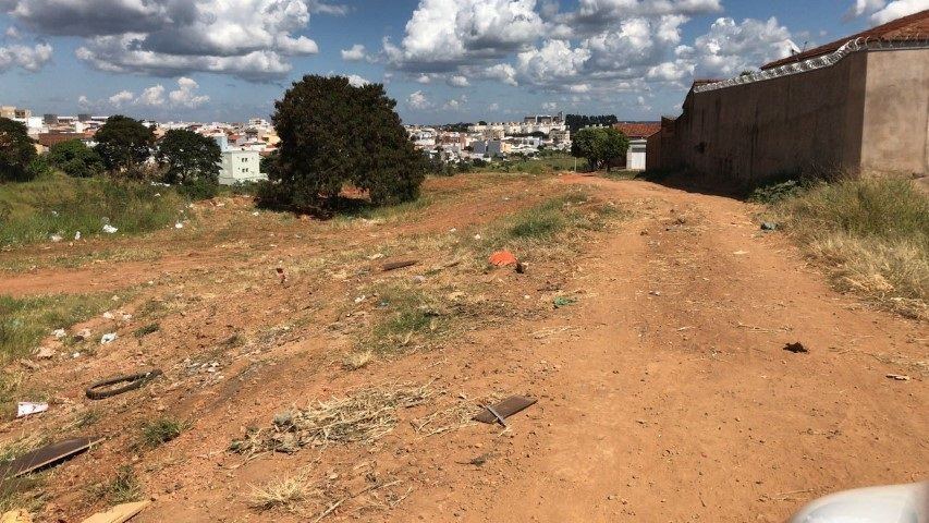 Secretaria faz limpeza em área no Jardim do Líbano