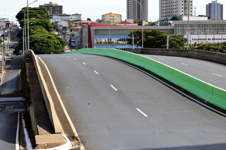Secretaria faz manutenção em viaduto