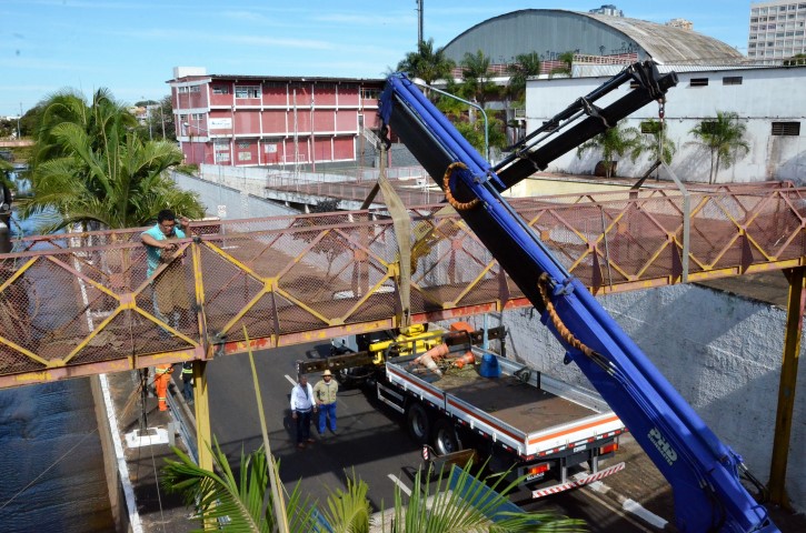 Passarela é removida da Av. Hélio Palermo