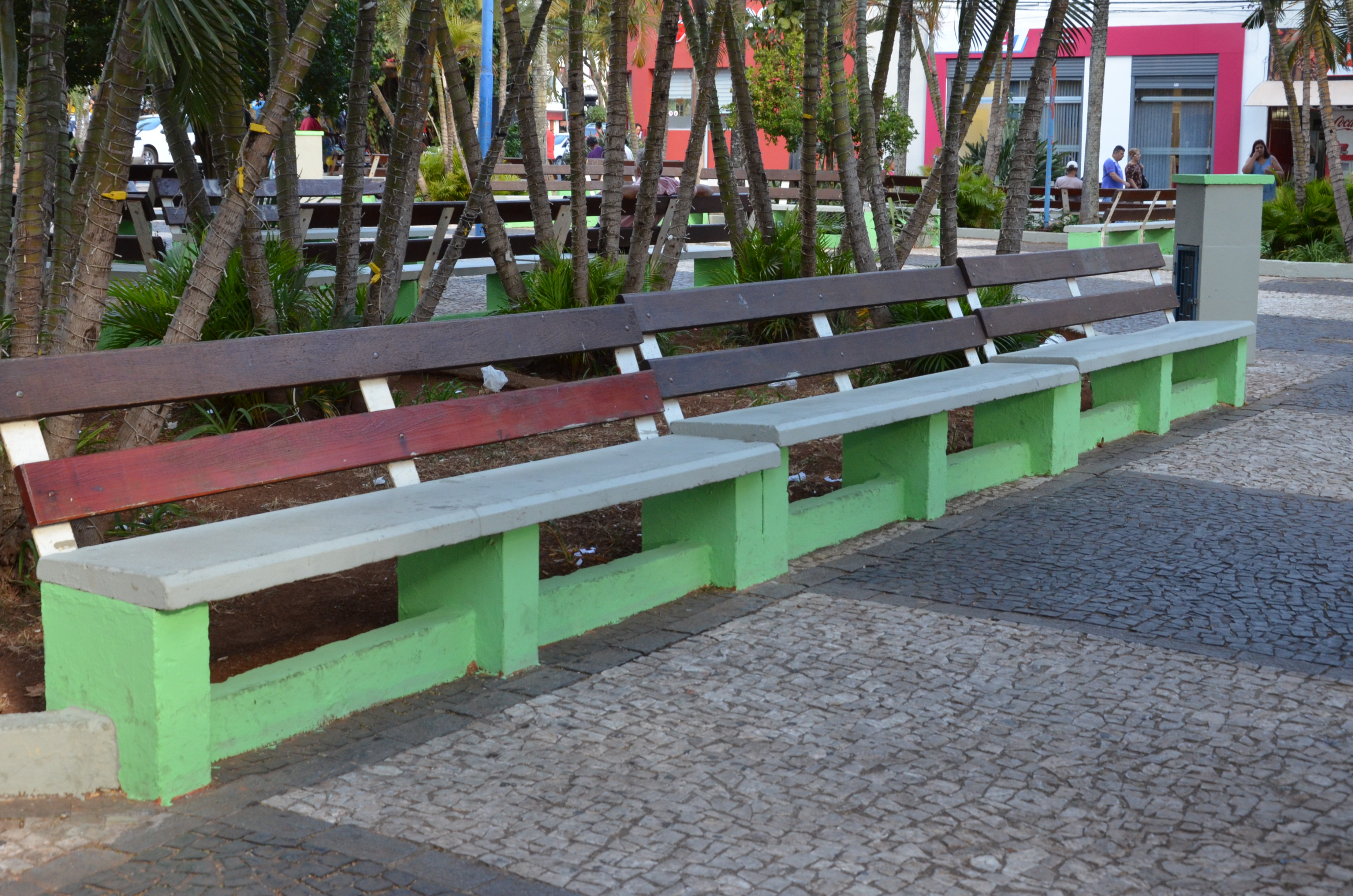 Praças do centro são revitalizadas