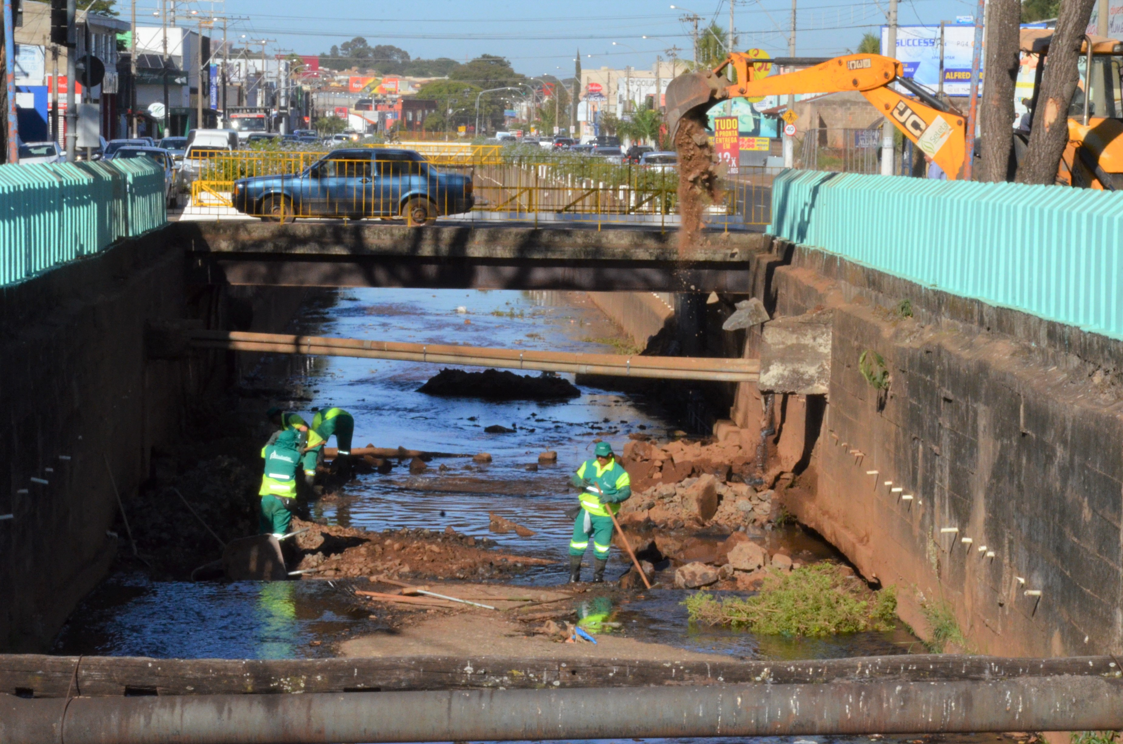 Manutenção no Córrego Cubatão