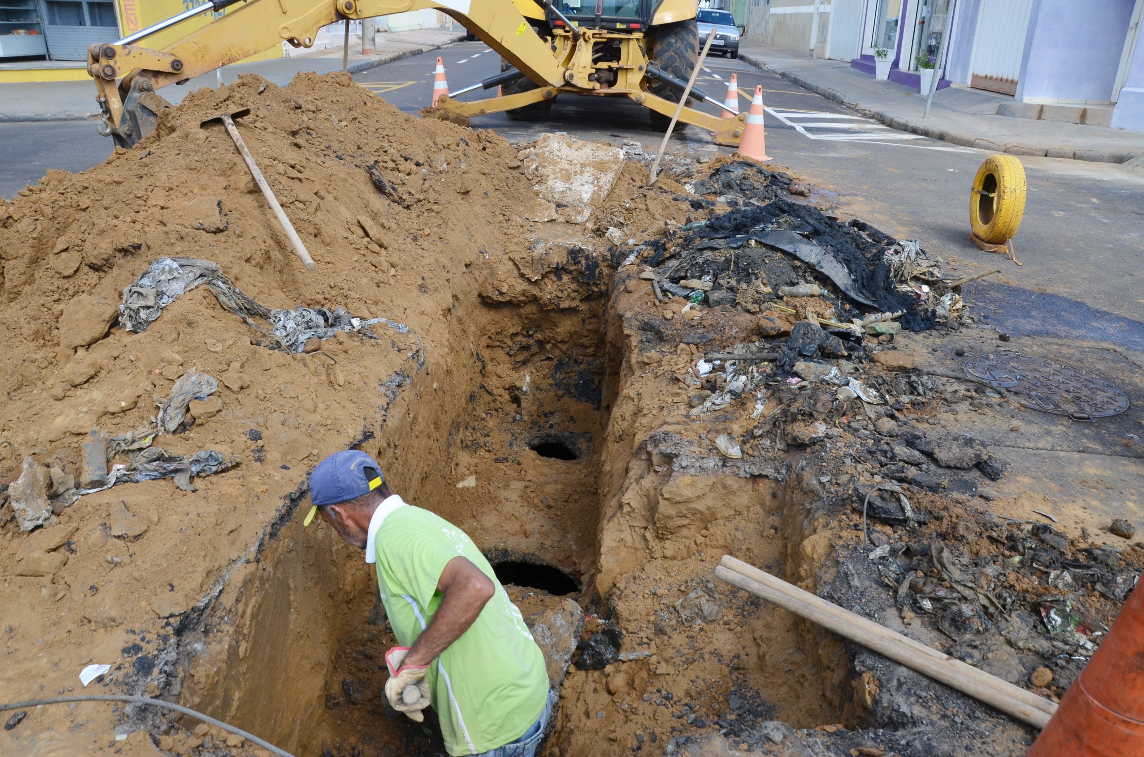 Limpeza de bocas de lobo são desafios diários na cidade