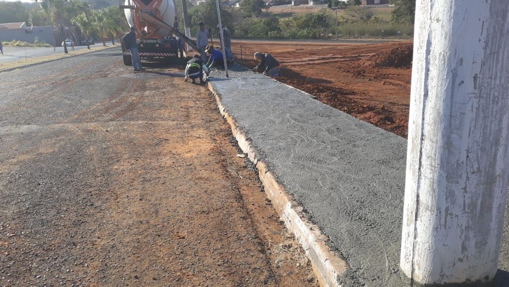 Campo em antigo lixão recebe calçamento