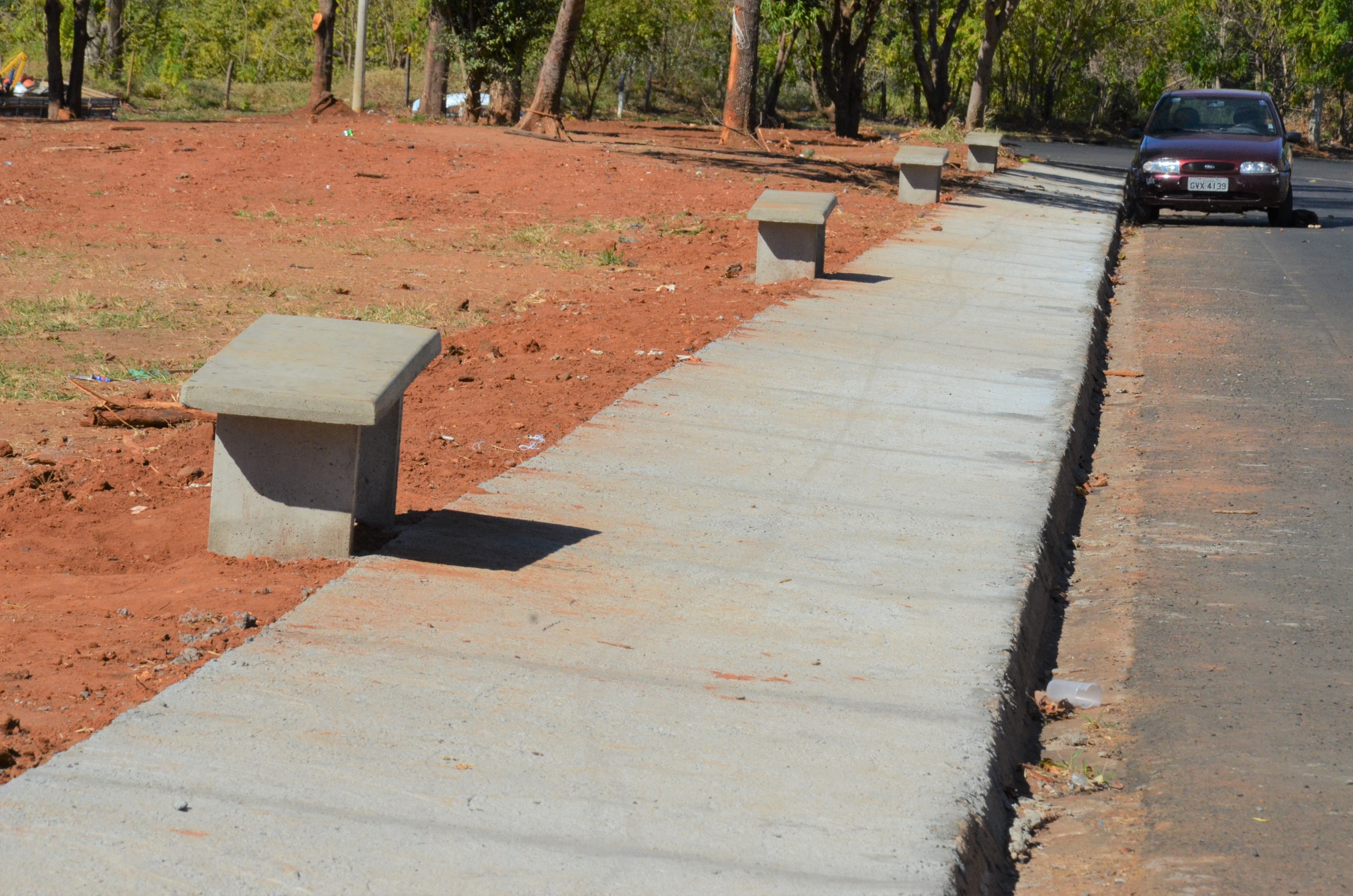 Praça do Luiza recebe pista de caminhada
