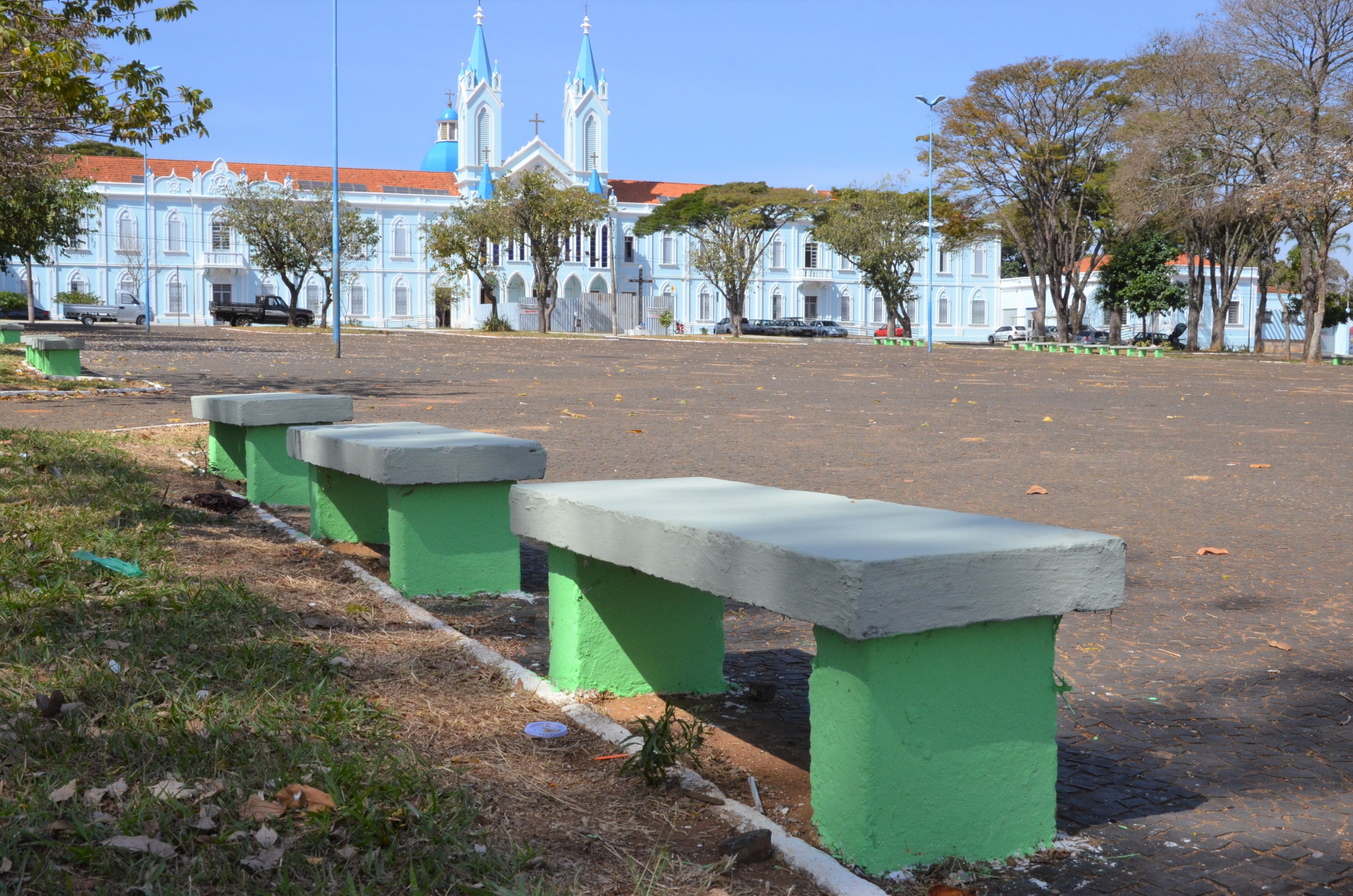 Praça da Capelinha recebe manutenção
