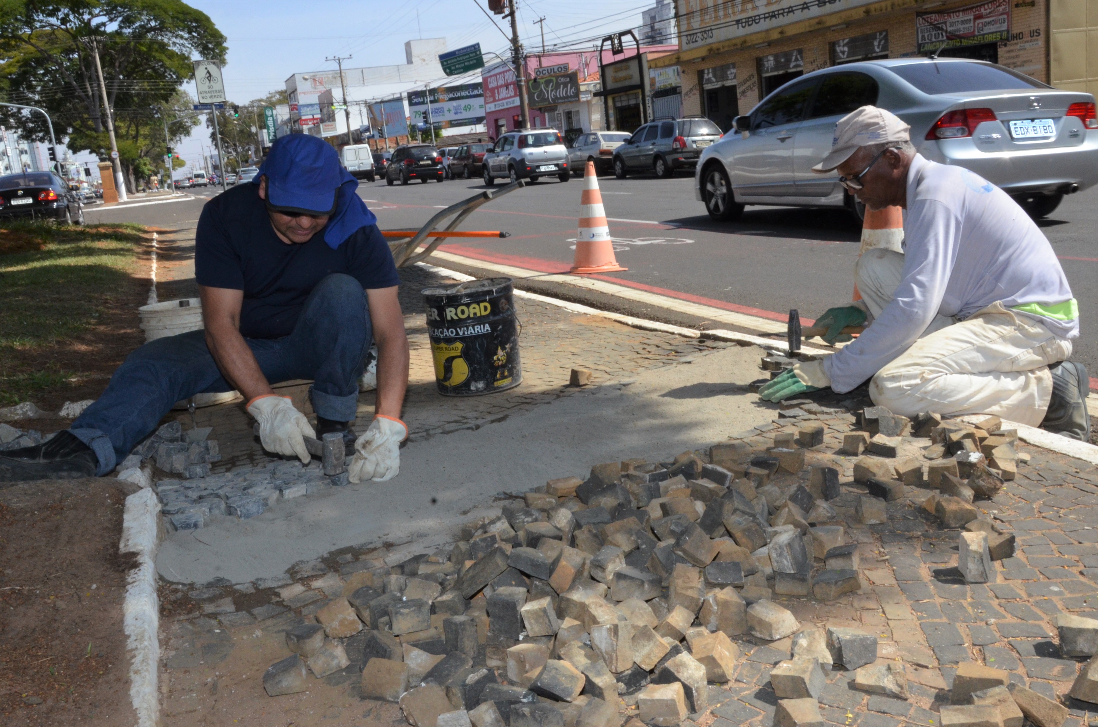Calçadas da Presidente Vargas recebem manutenção