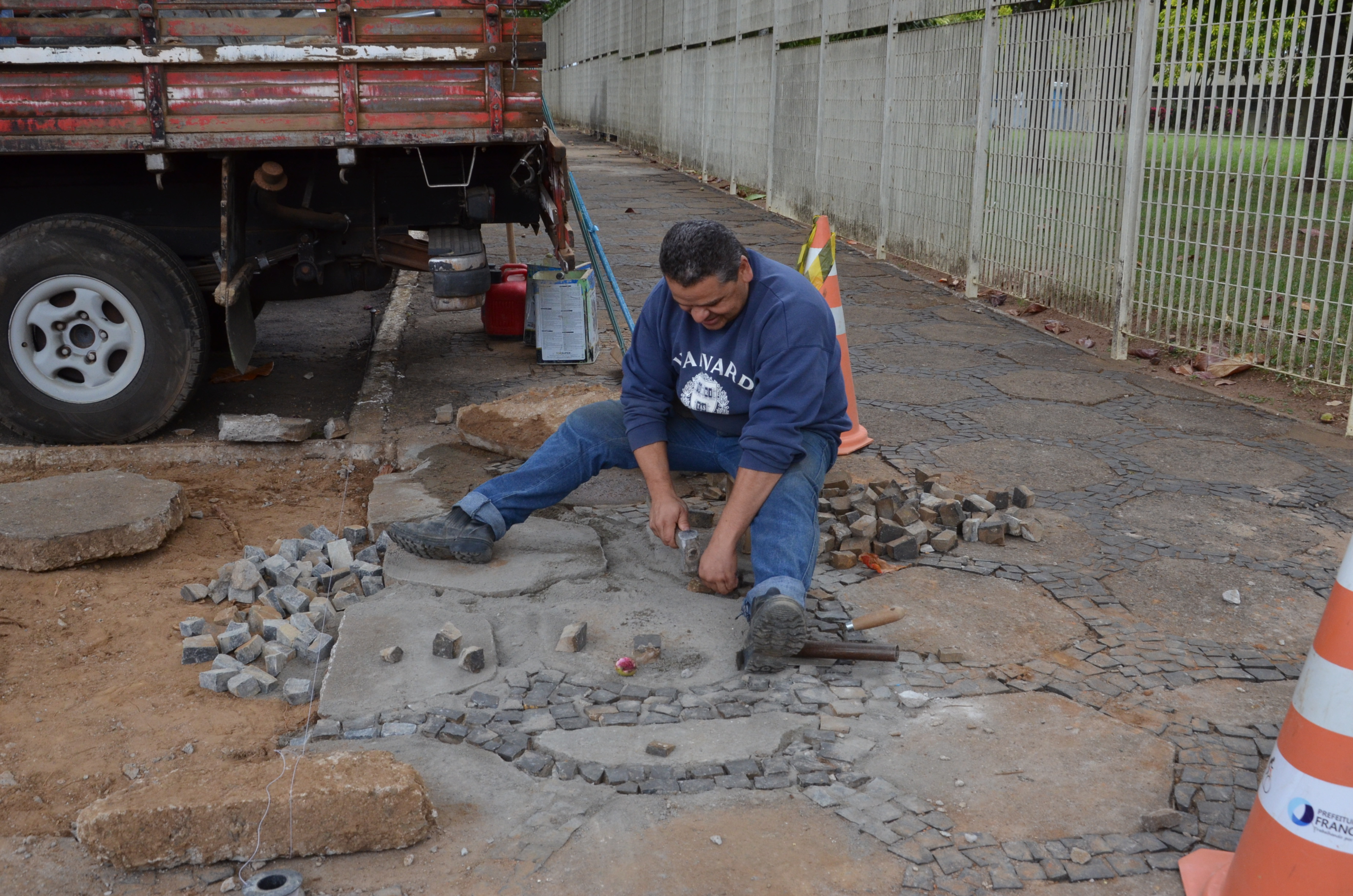 Calçadas da Prefeitura e do Cemitério da Saudade são revitalizadas