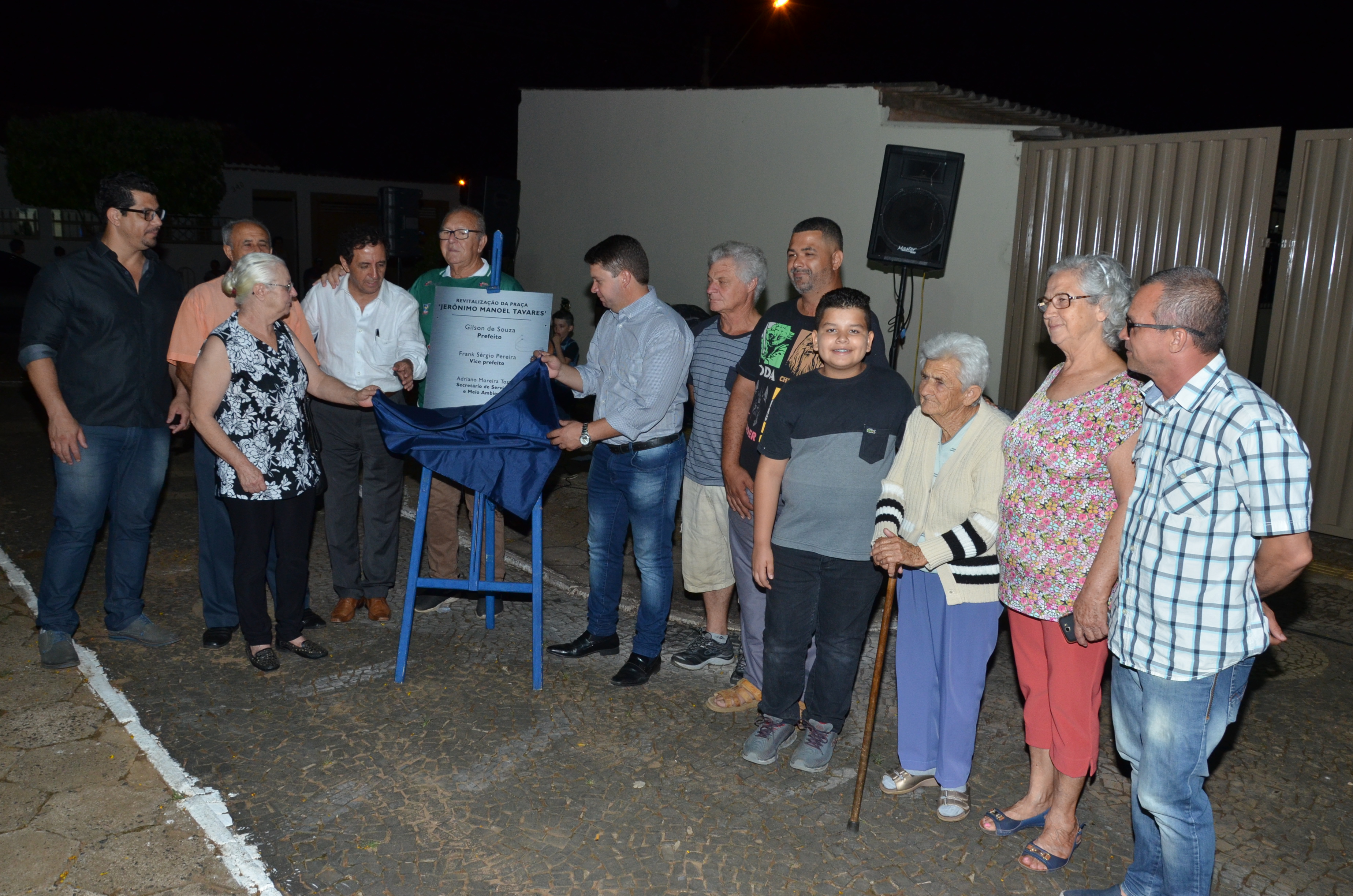 Com parque infantil, Praça de Miramontes é entregue com show musical