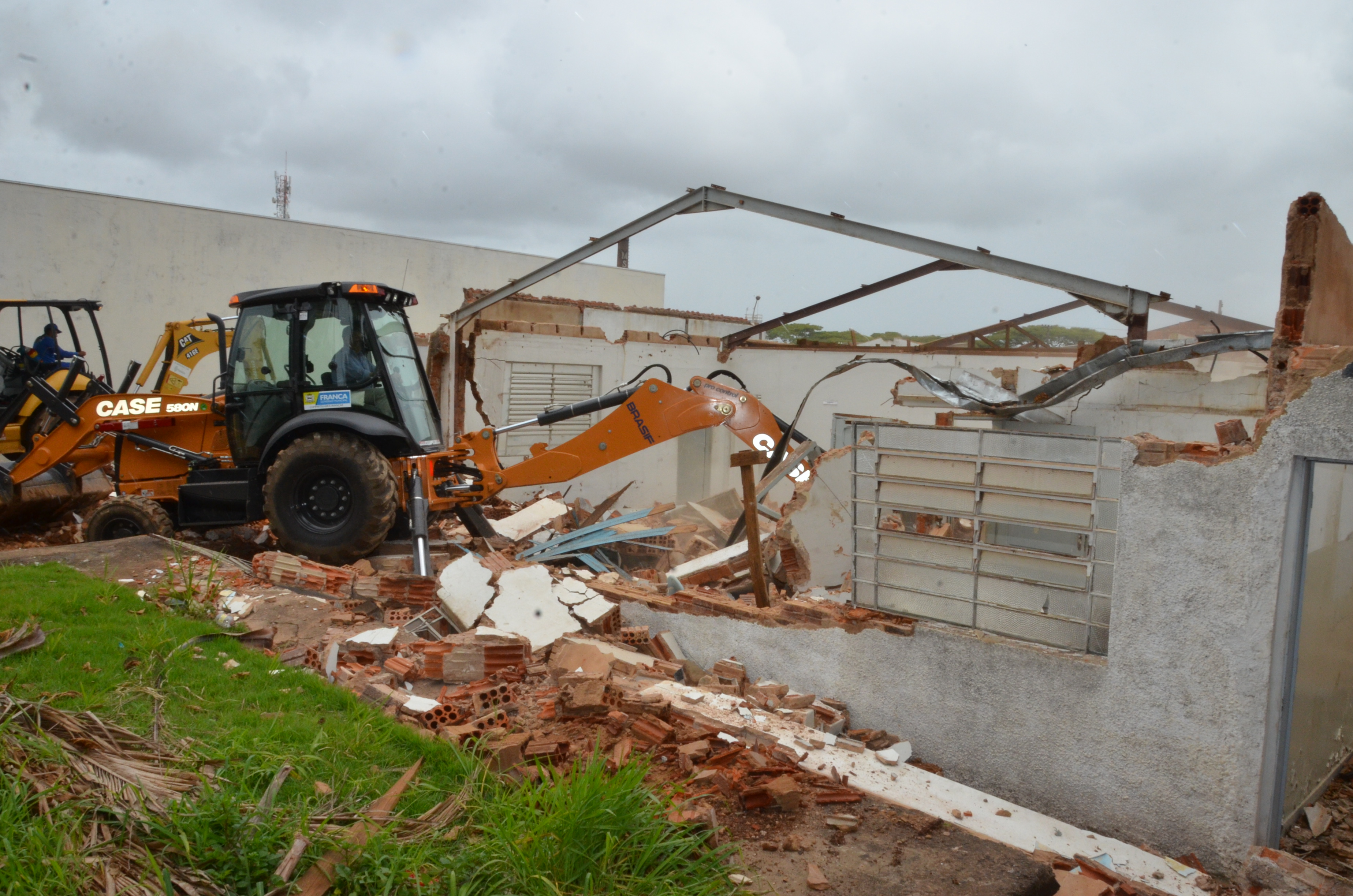Prédio da antiga Ciretran é demolido