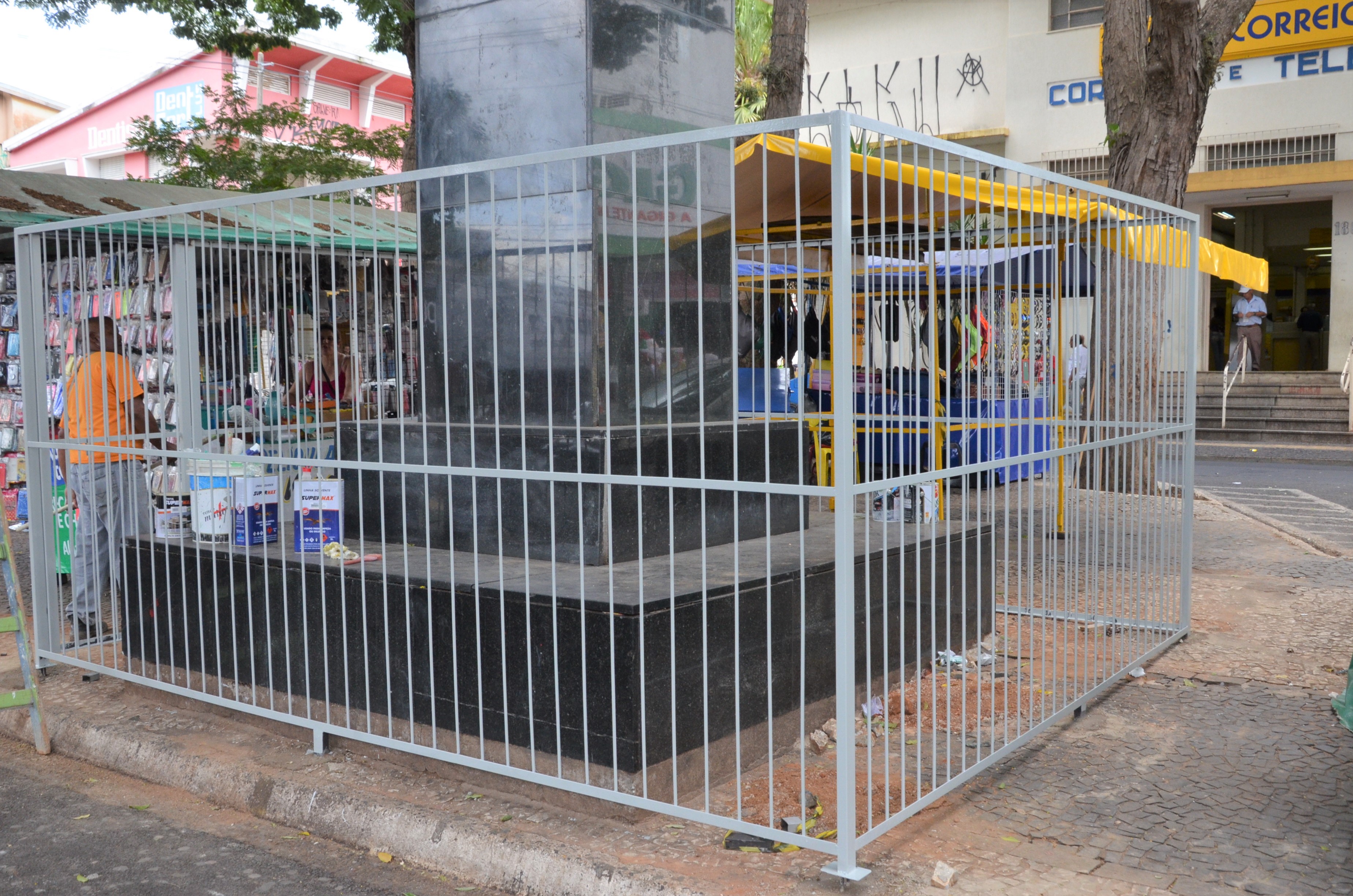 Obelisco protegido na praça do correio
