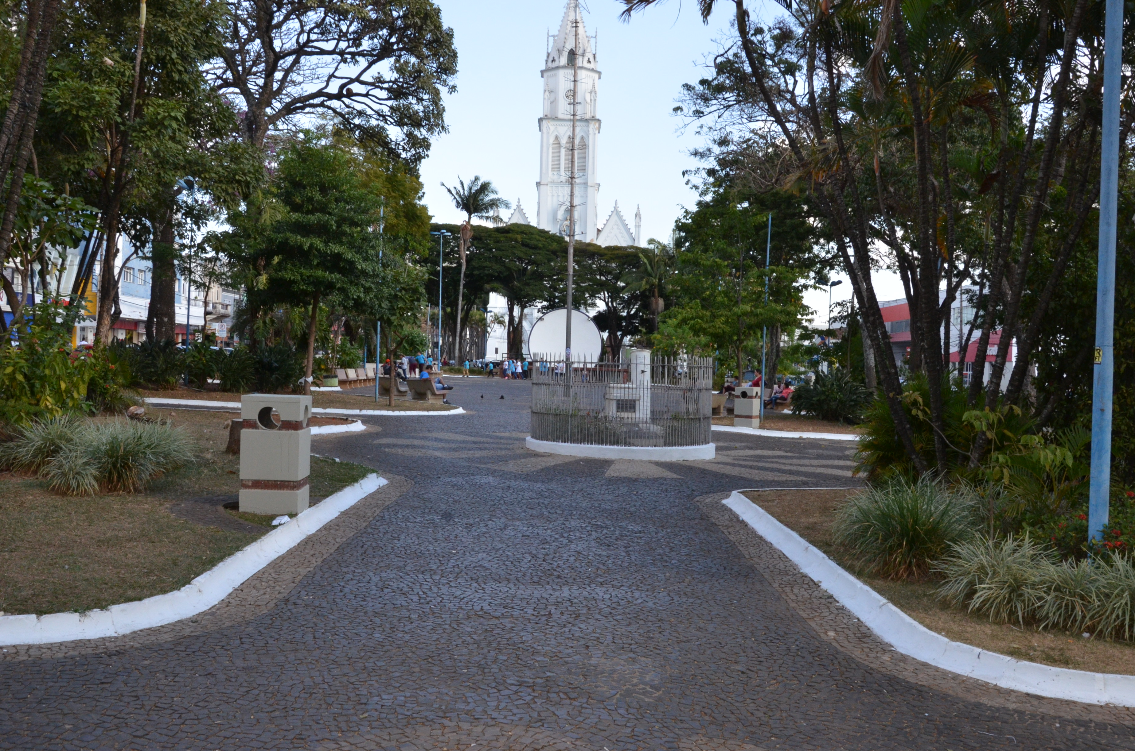 Prefeitura inicia mutirão nas praças do centro