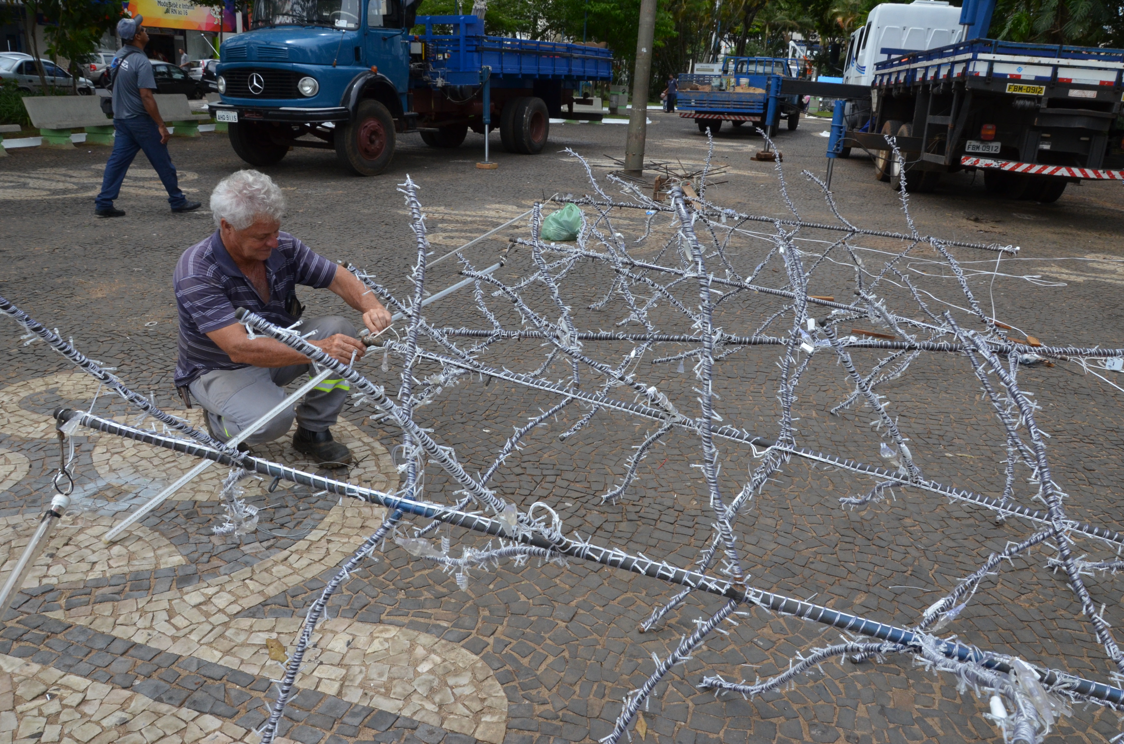 Prefeitura prepara conclusão da decoração natalina