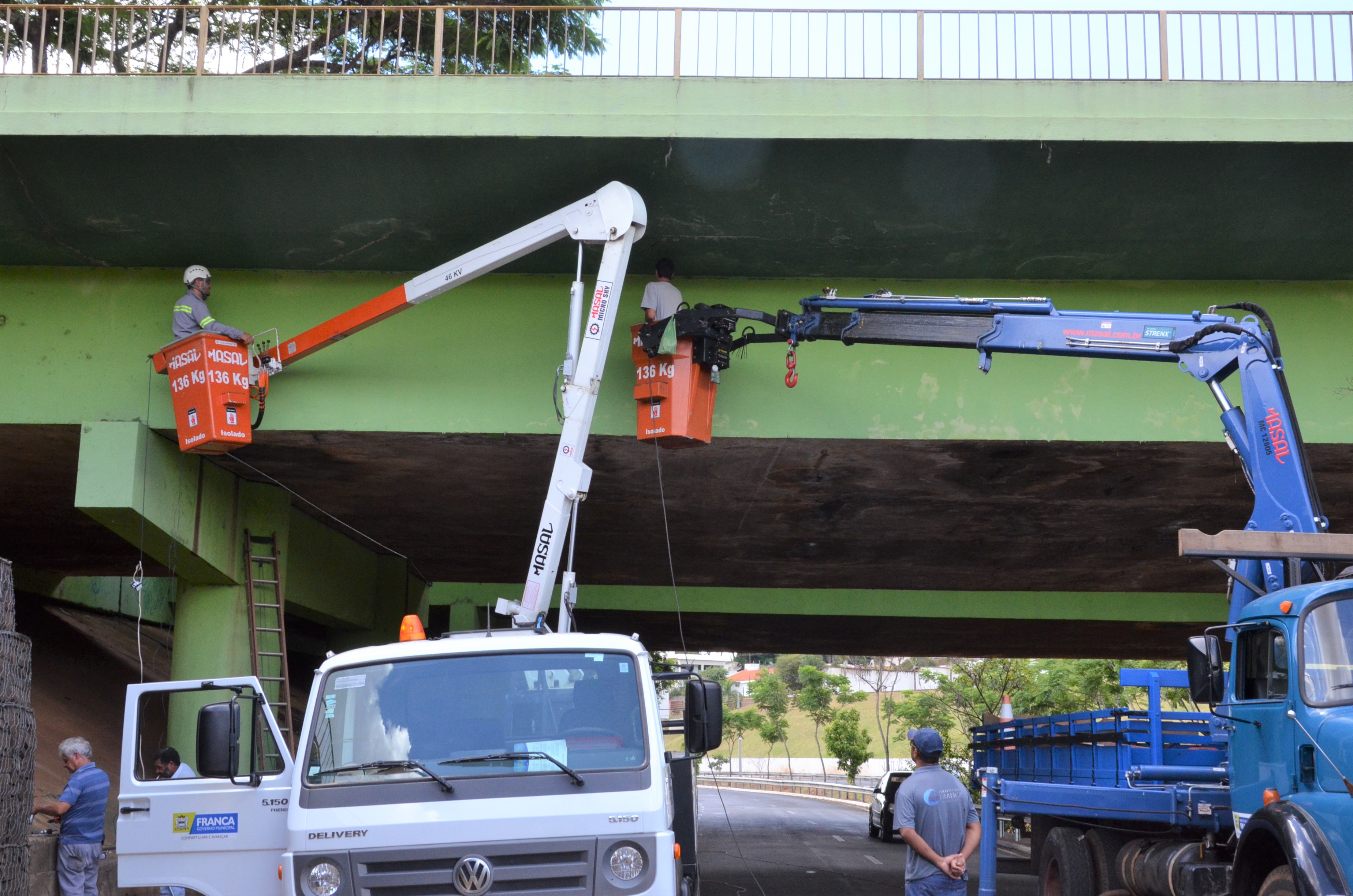 Prédio e viadutos recebem iluminação especial