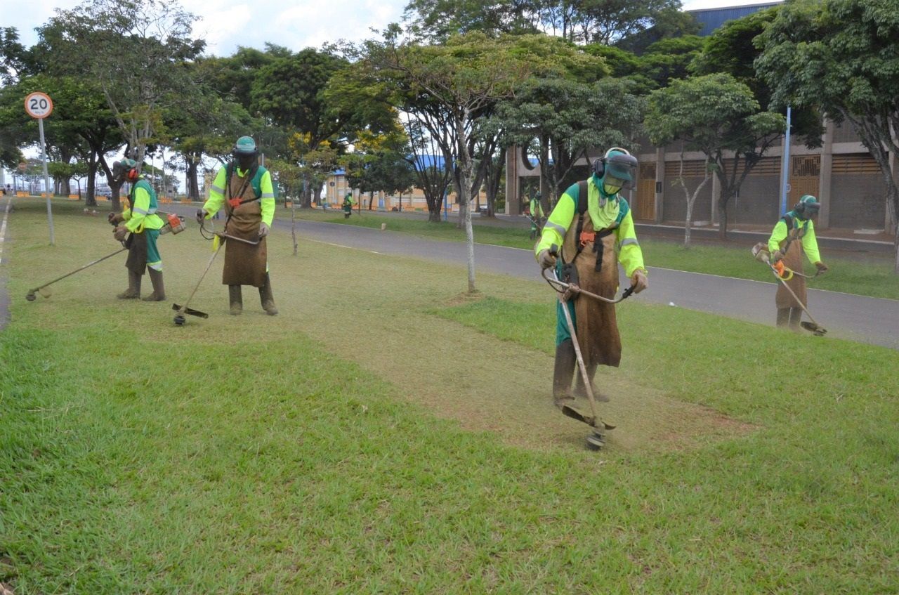 Prefeitura realiza limpeza em locais públicos
