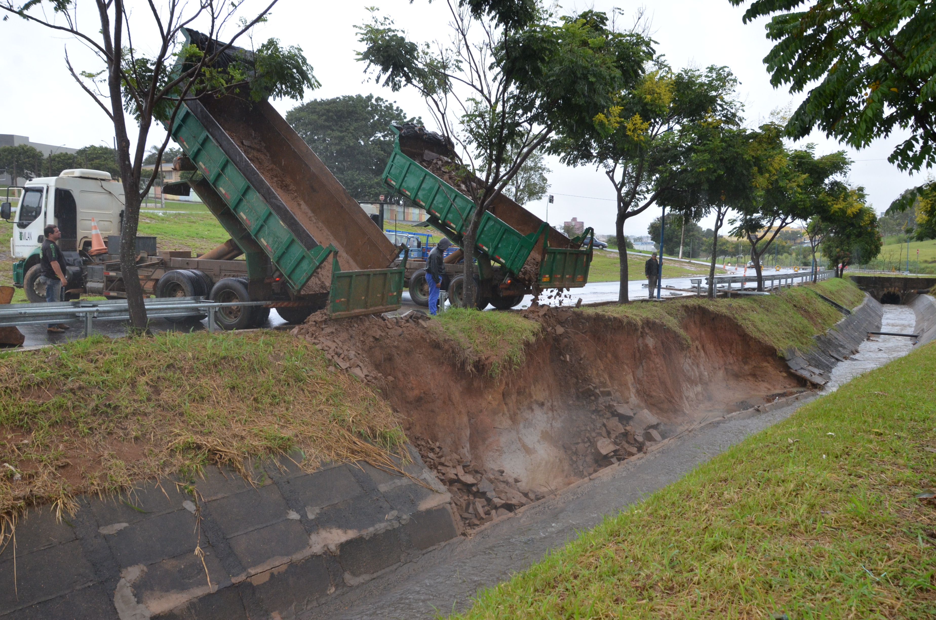 Prefeitura faz contenção no Córrego dos Bagres