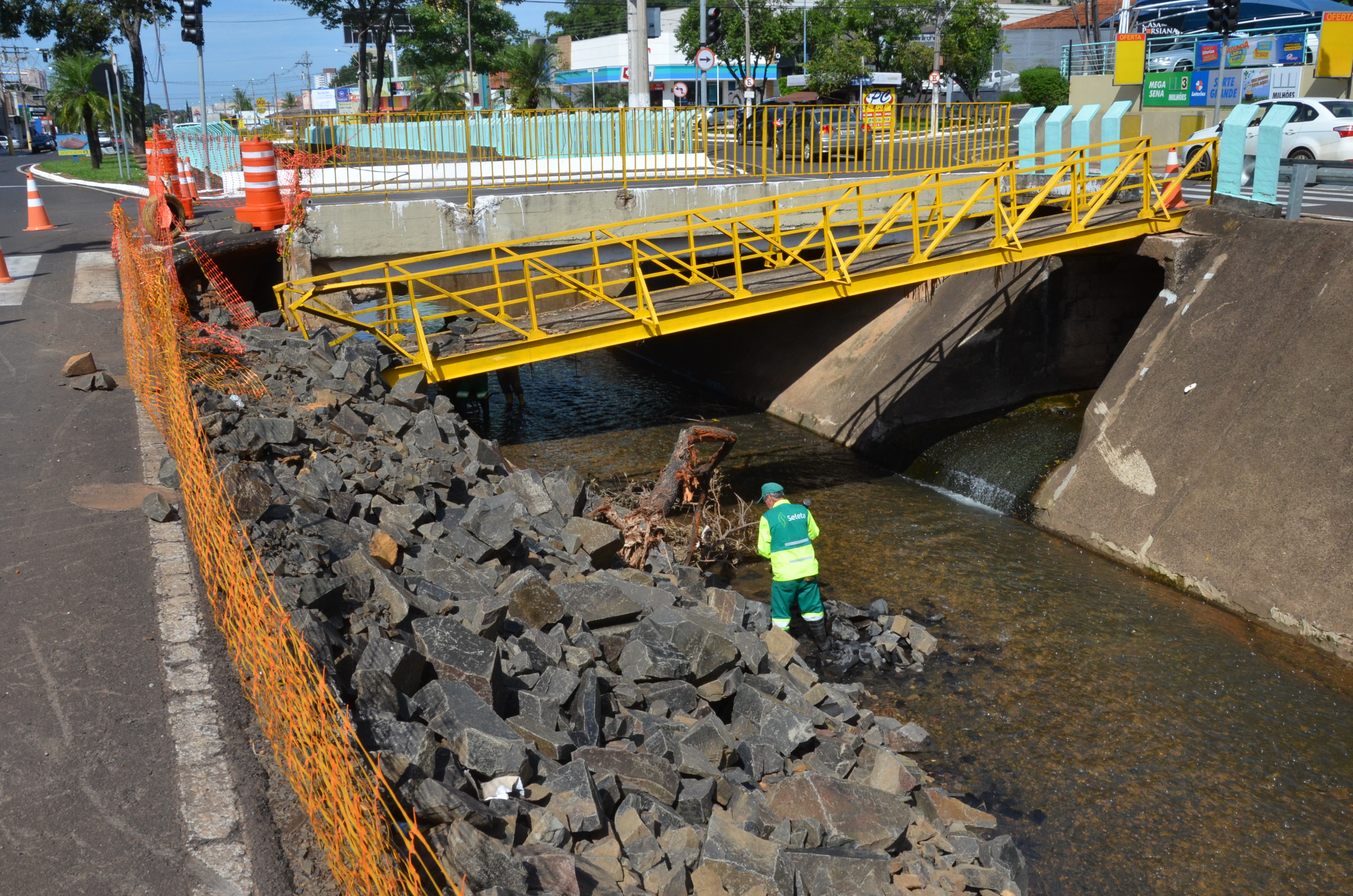 Ponte do Córrego Cubatão começa ser recuperada