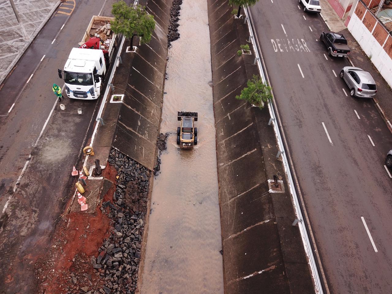 Prefeitura reconstrói ponte após chuvas