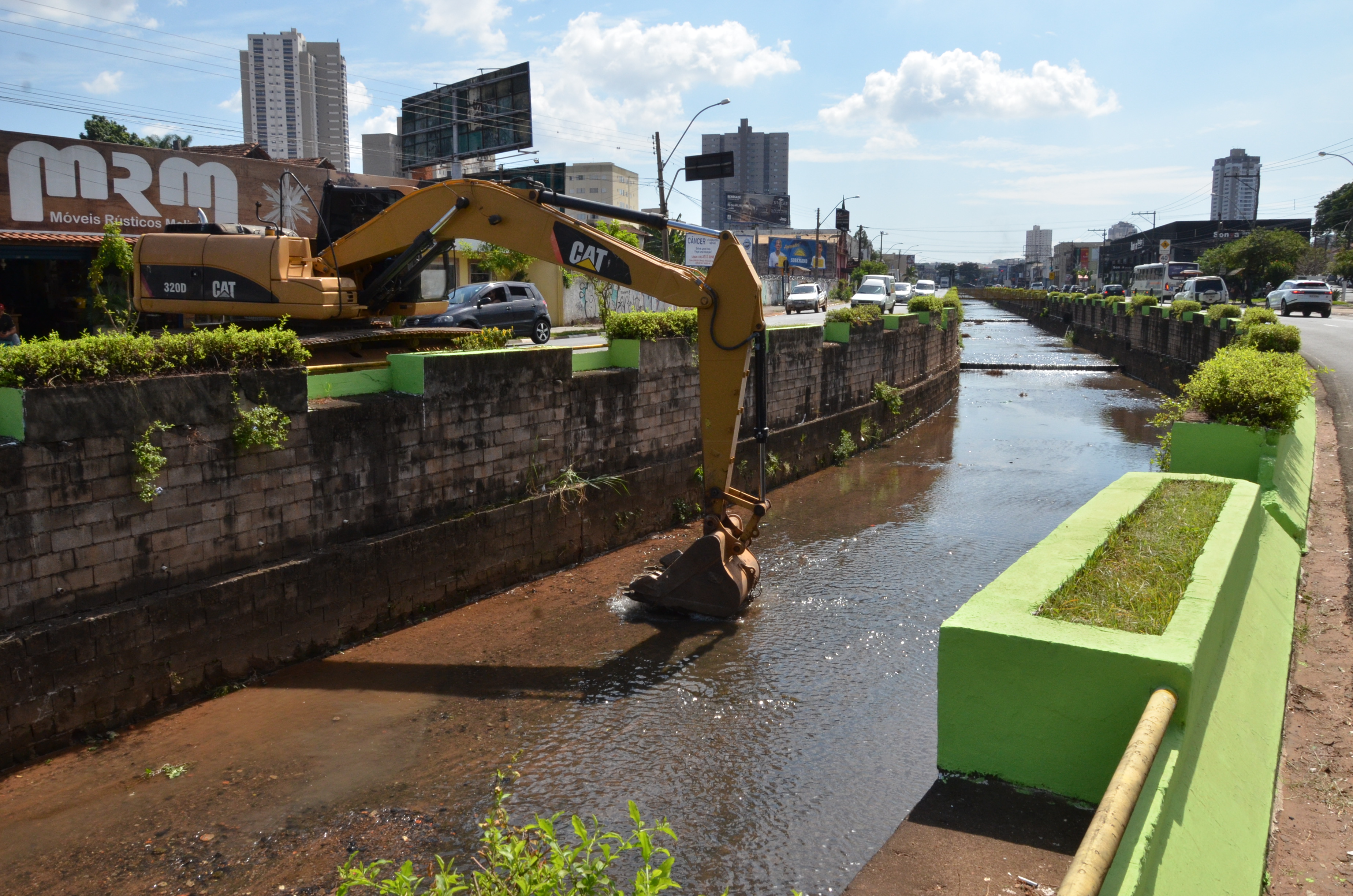 Limpeza e manutenções nos Córregos Cubatão e Bagres