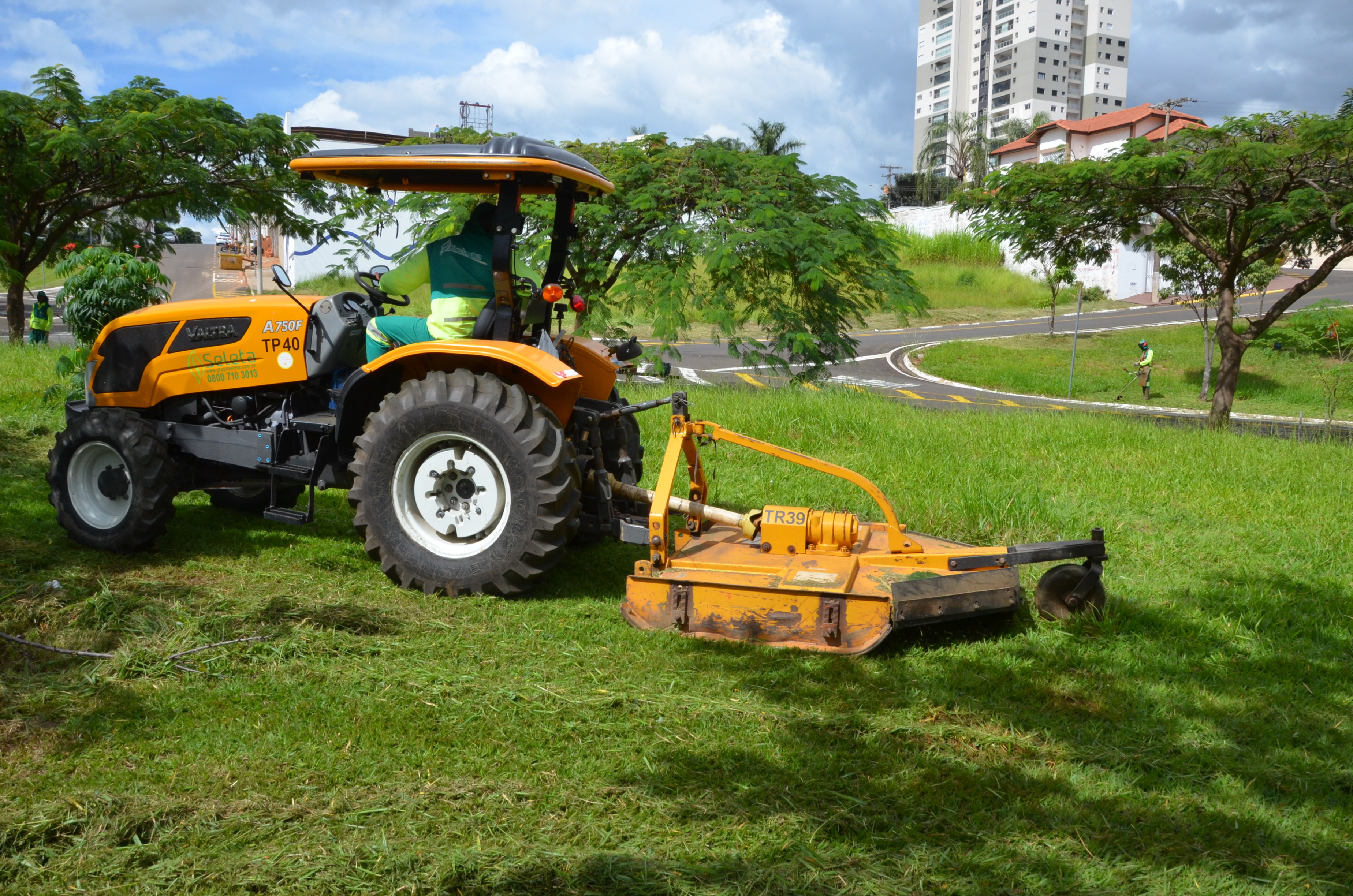 Praças recebem manutenção pelo Cidade Bem Cuidada