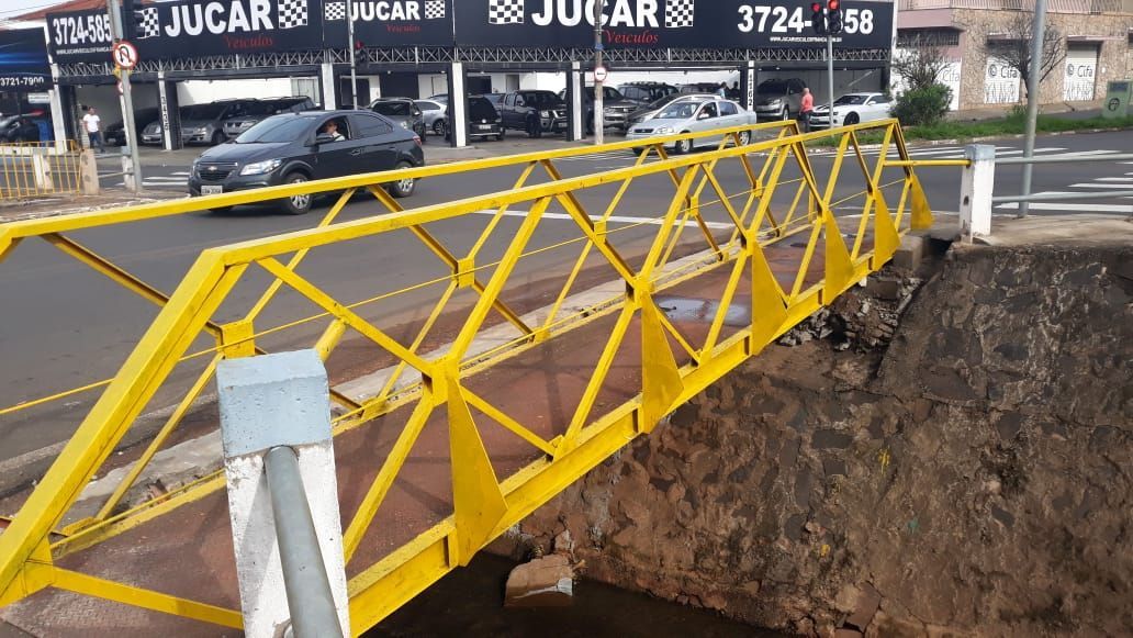 Córregos recebem passarelas e proteções