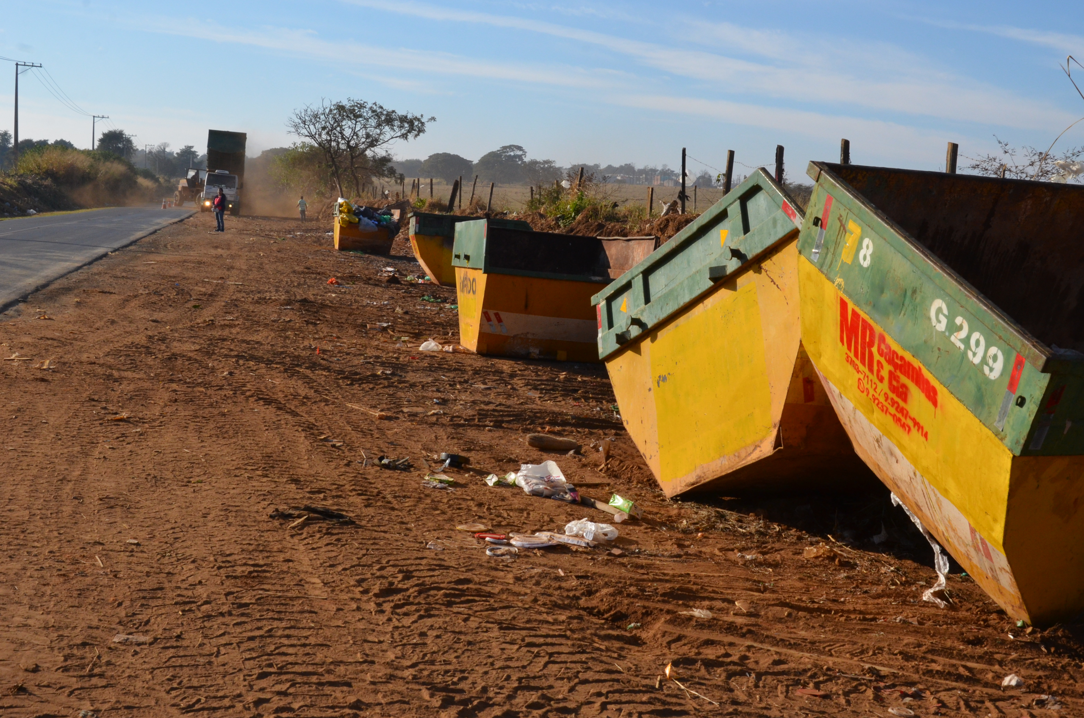 Prefeitura remove caçambas às margens da Nelson Nogueira