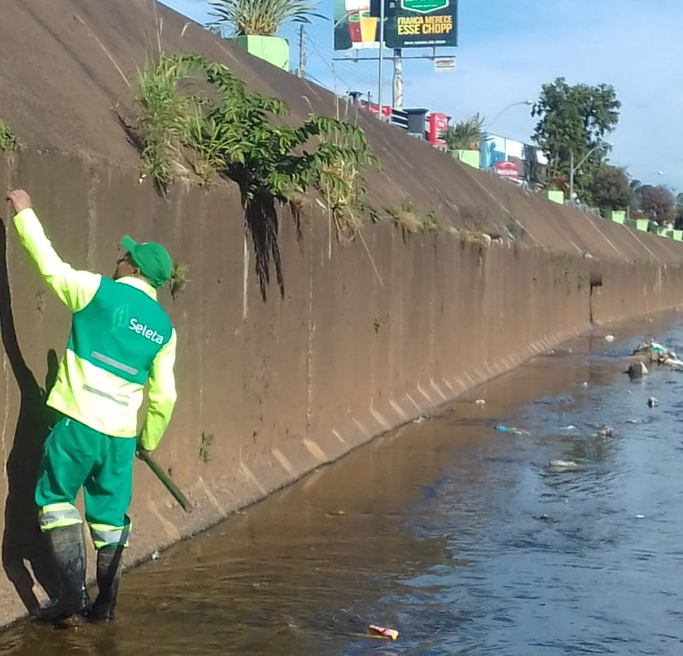 Prefeitura mantém manutenção nos córregos