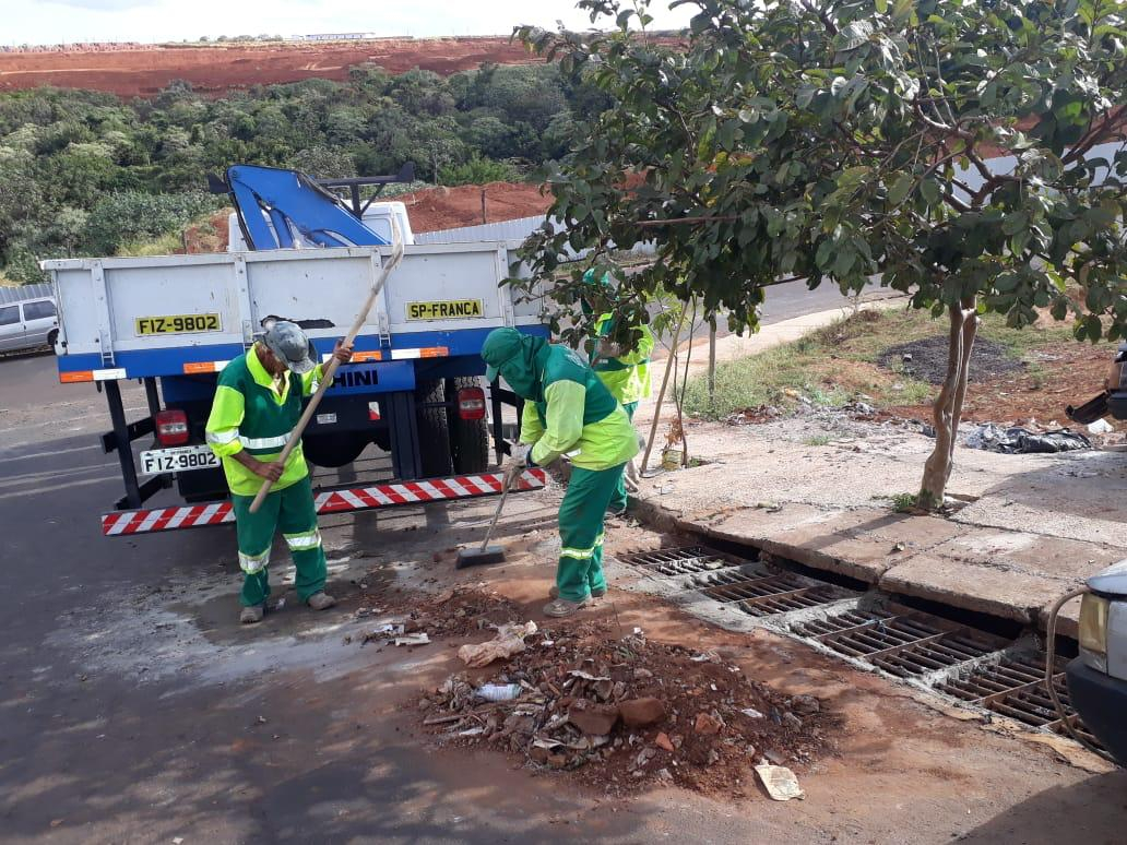Secretaria intensifica limpeza de bocas de lobo