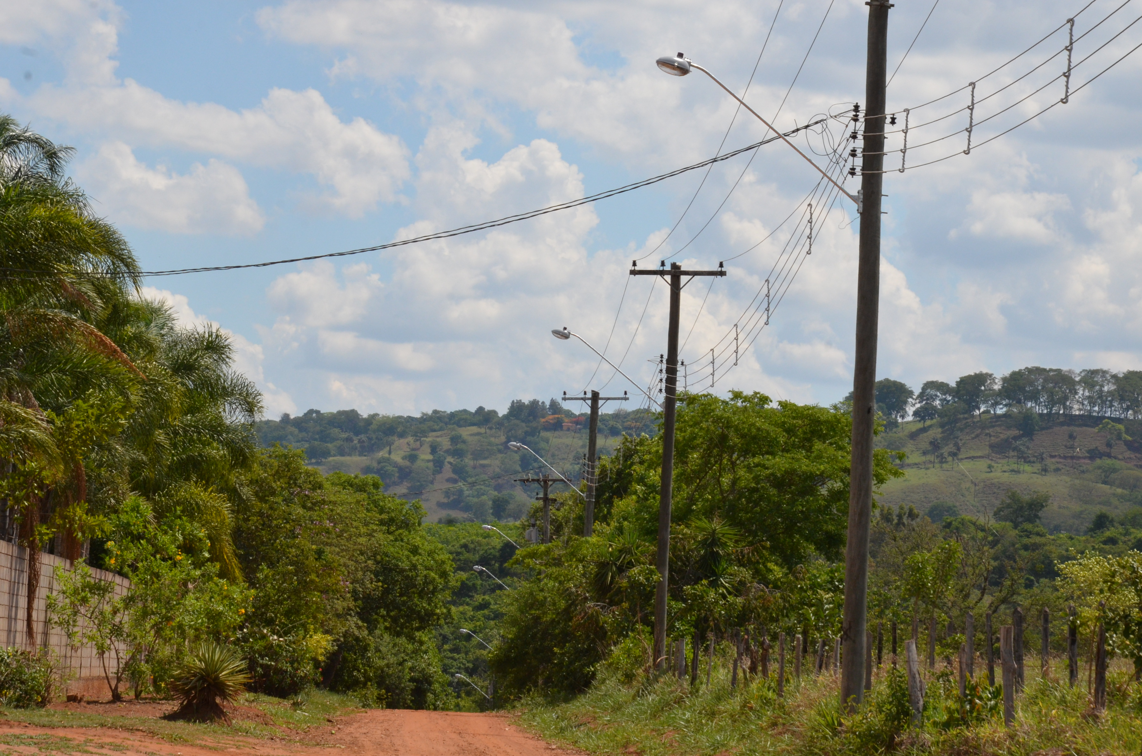 Prefeitura leva iluminação pública ao Parque dos Ipês