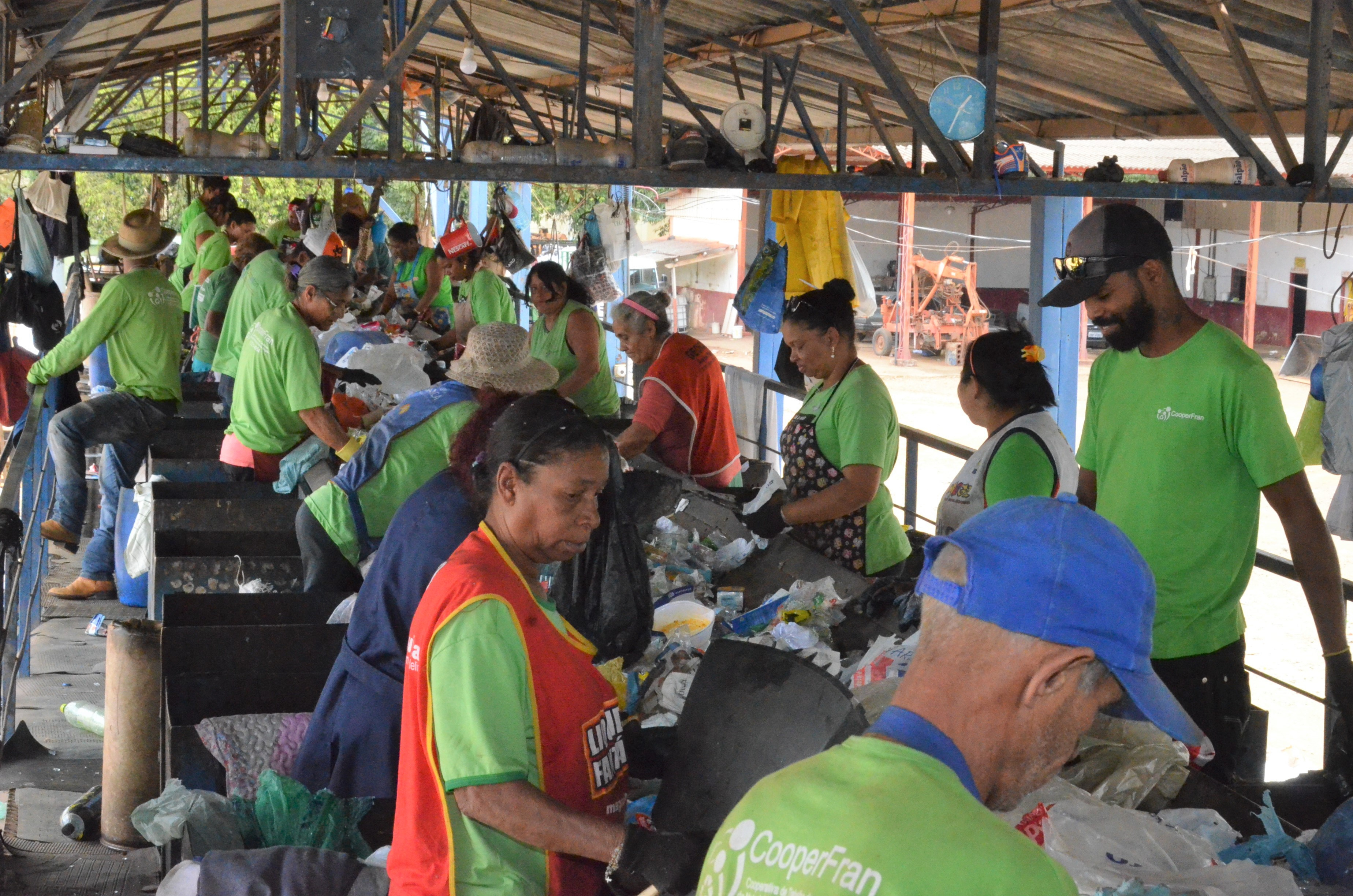 Centro de Triagem transforma lixo em novos produtos