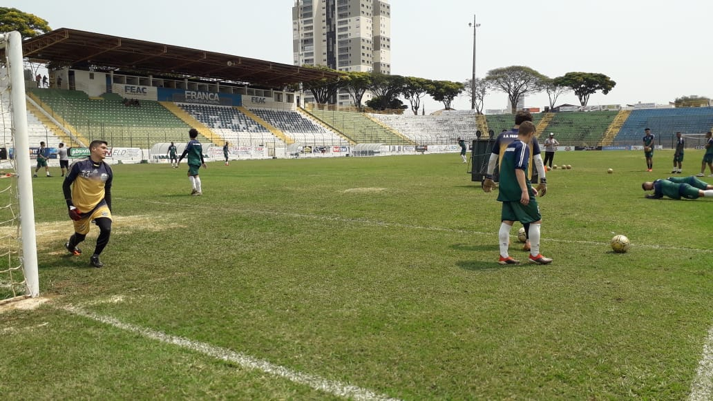 Gramado do Estádio do Lanchão recebe manutenção