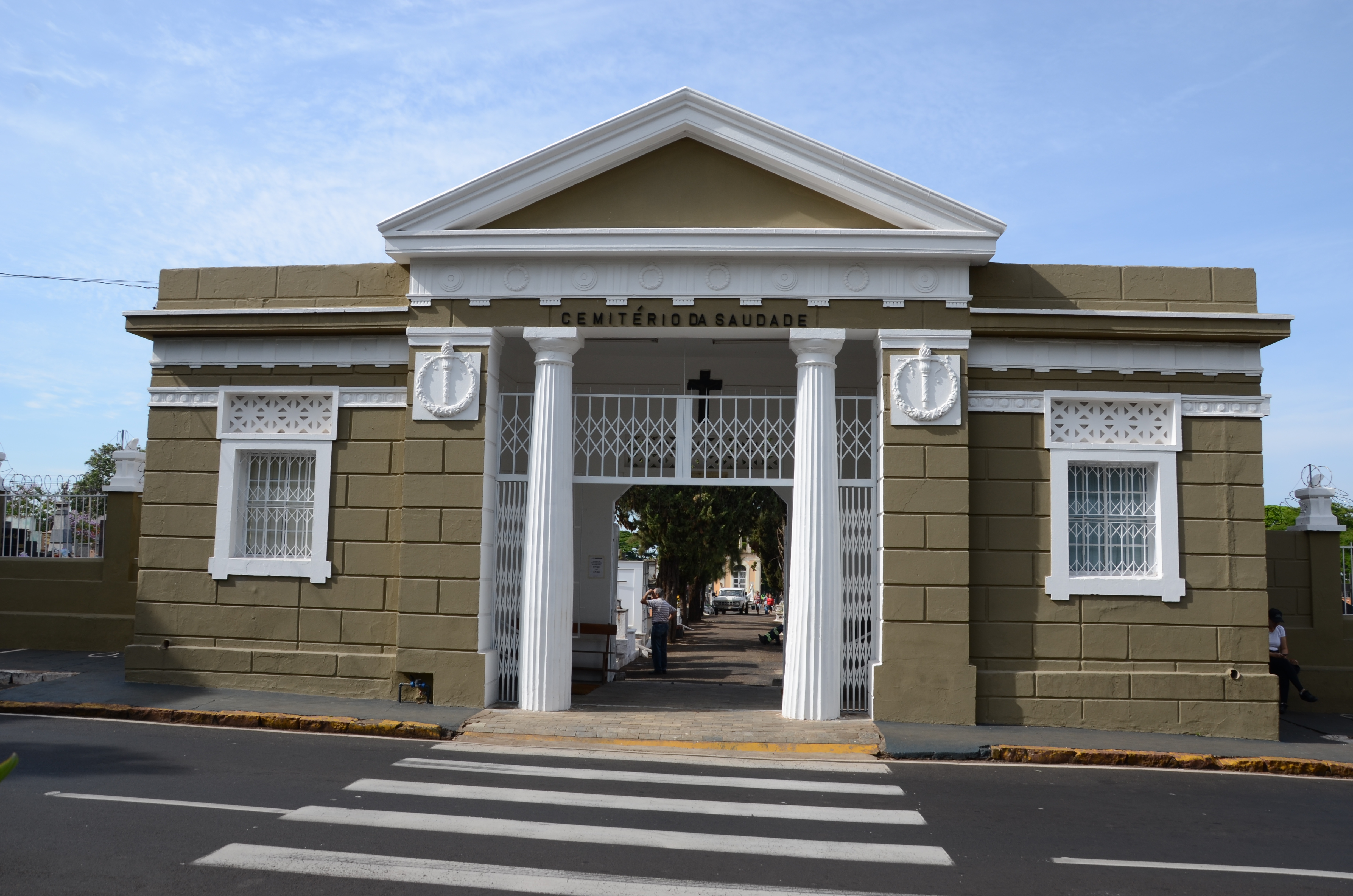 Cemitérios recebem benfeitorias para Dia de Finados