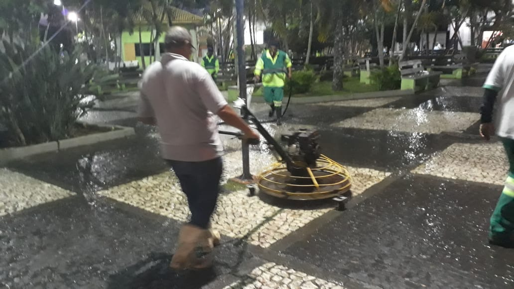 Higienização muda paisagem das praças do centro