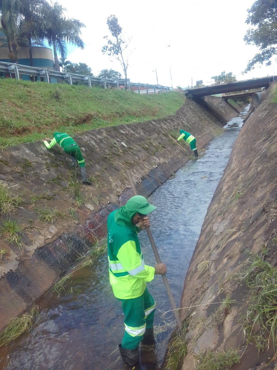 Prefeitura faz manutenção nos córregos