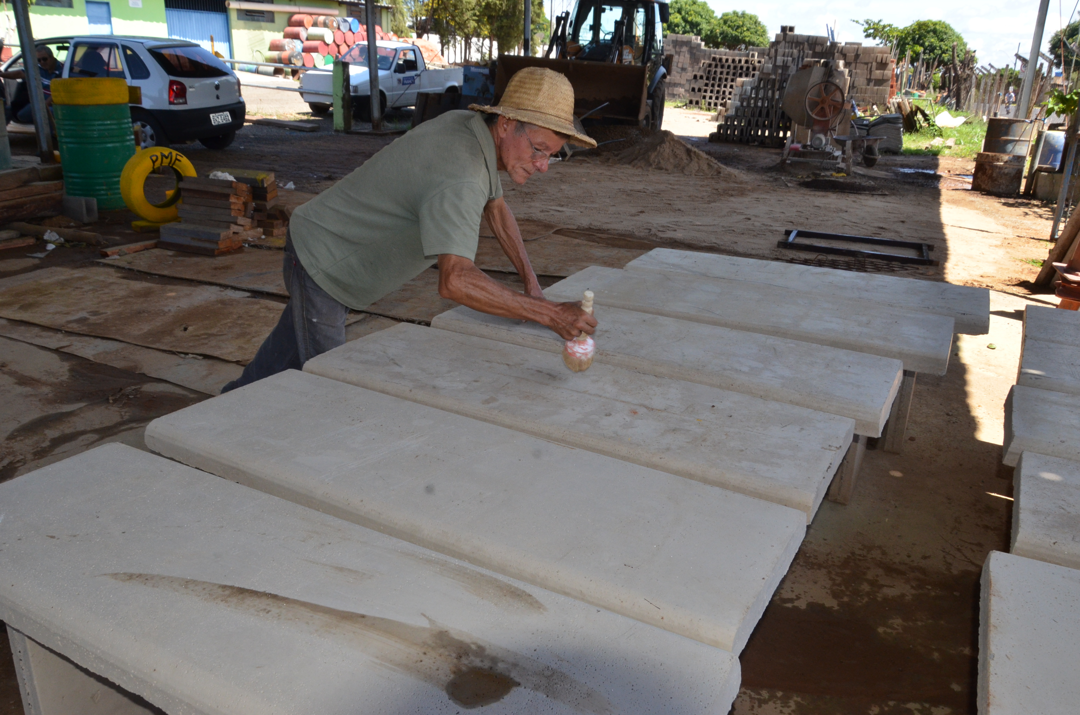 Oficina da Prefeitura produz banco e mesas para praças