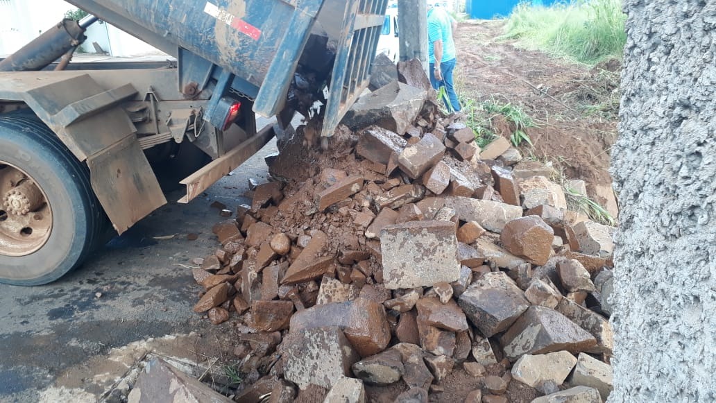 Secretaria faz contenção e limpeza na Torquato Caleiro