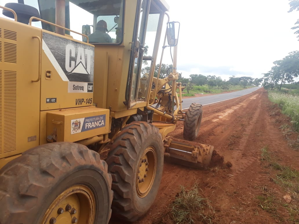 Rodovia e estradas municipais recebem manutenção