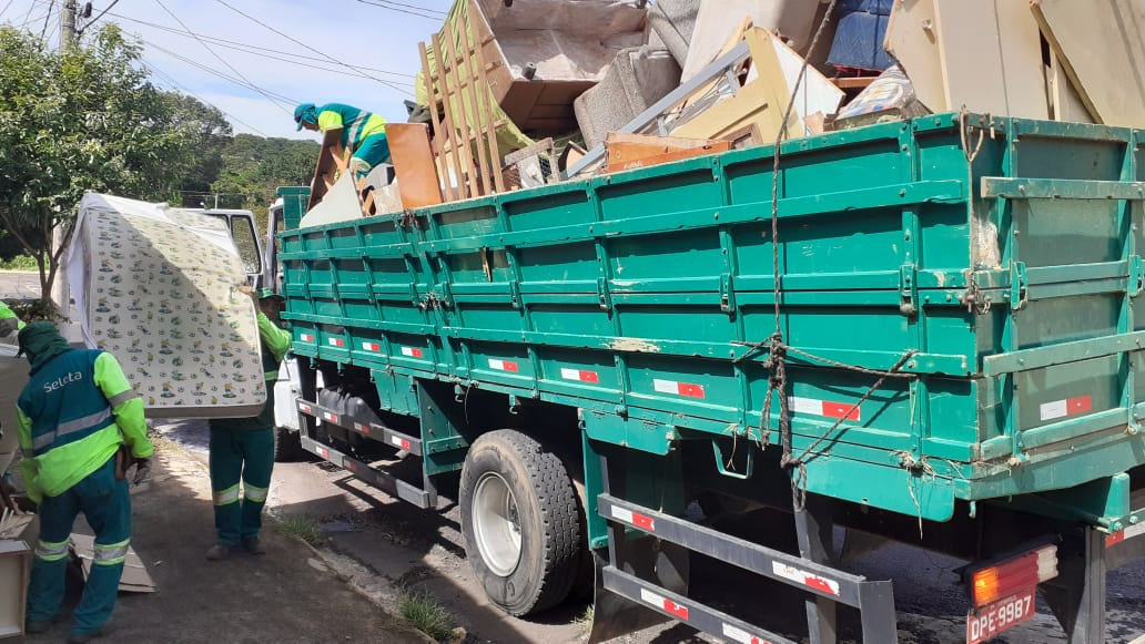 Prefeitura instala placas de orientação em canteiros nas avenidas