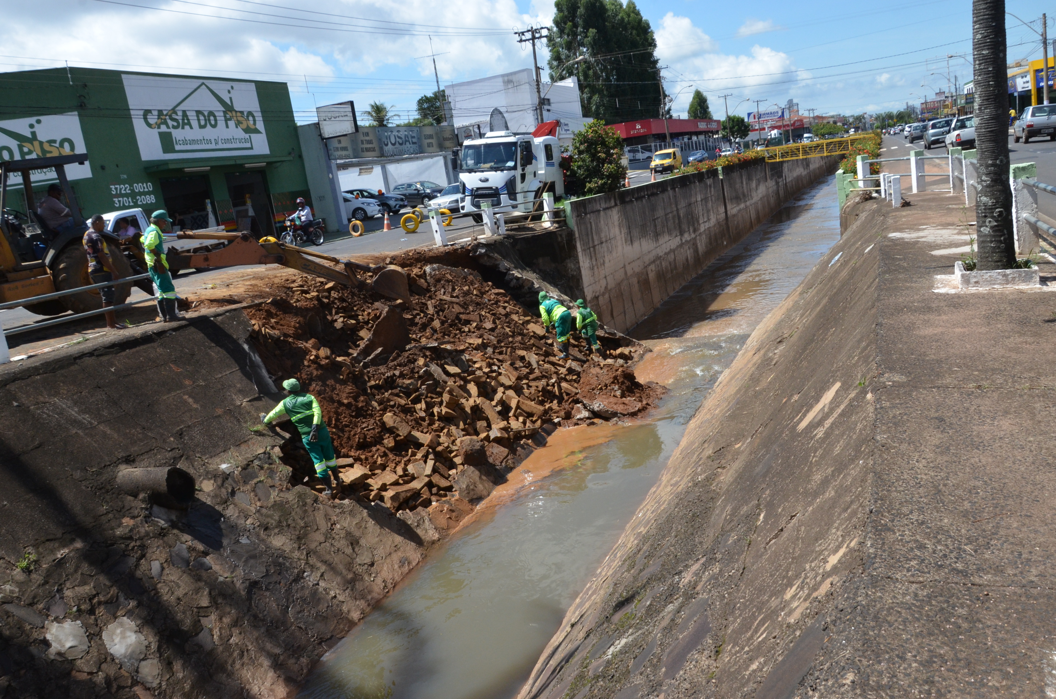 Prefeitura segue trabalhando nos córregos