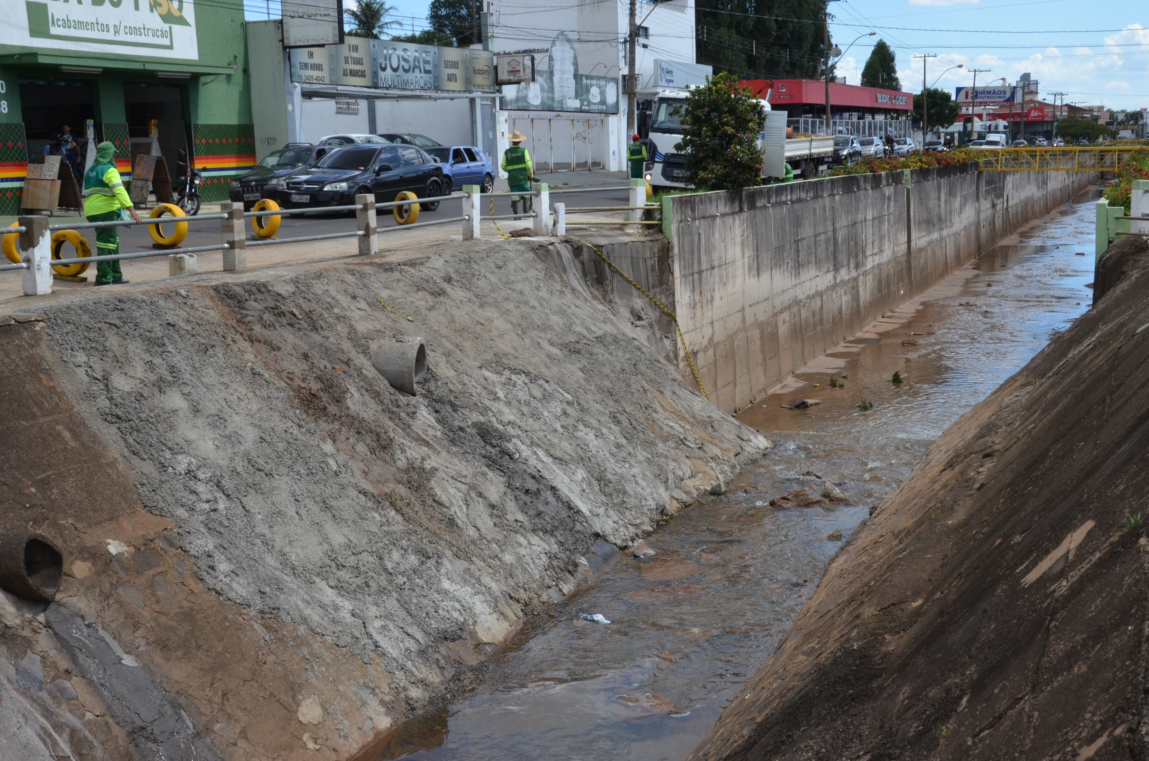 Prefeitura recupera parede Córrego dos Bagres