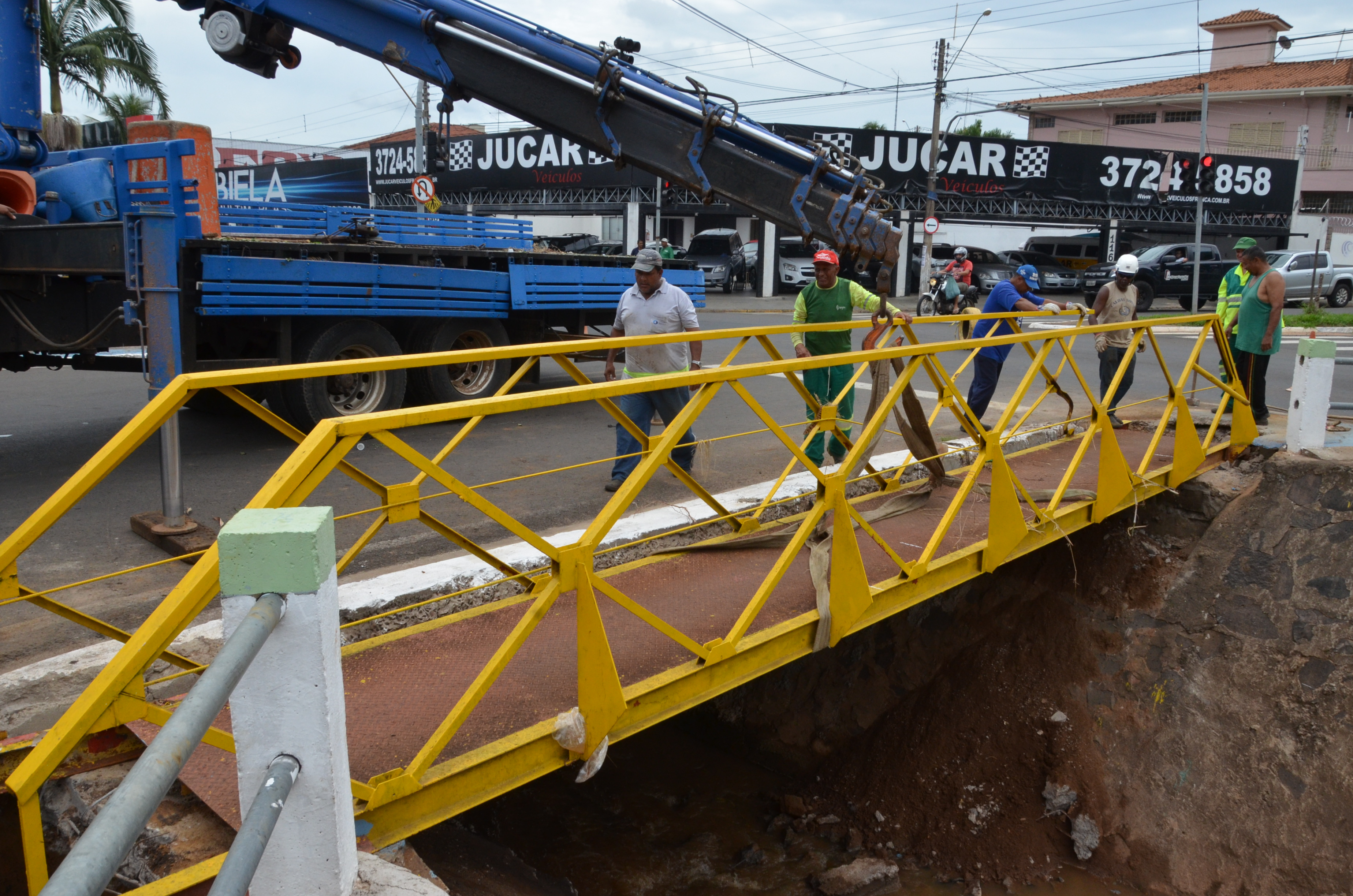Passarela arrancada por temporal é recolocada