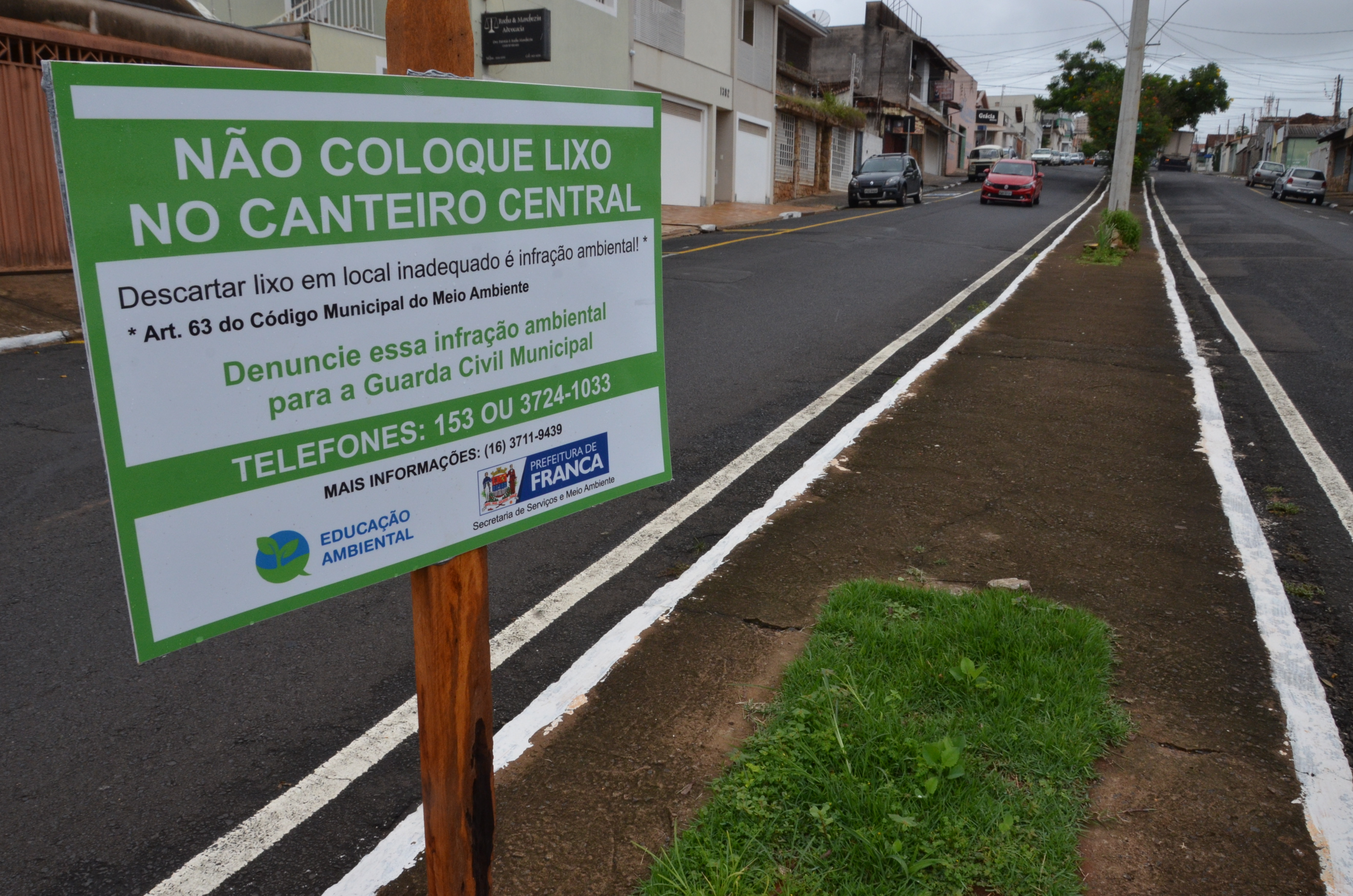 Placas de orientação estão sendo instaladas em canteiros das avenidas