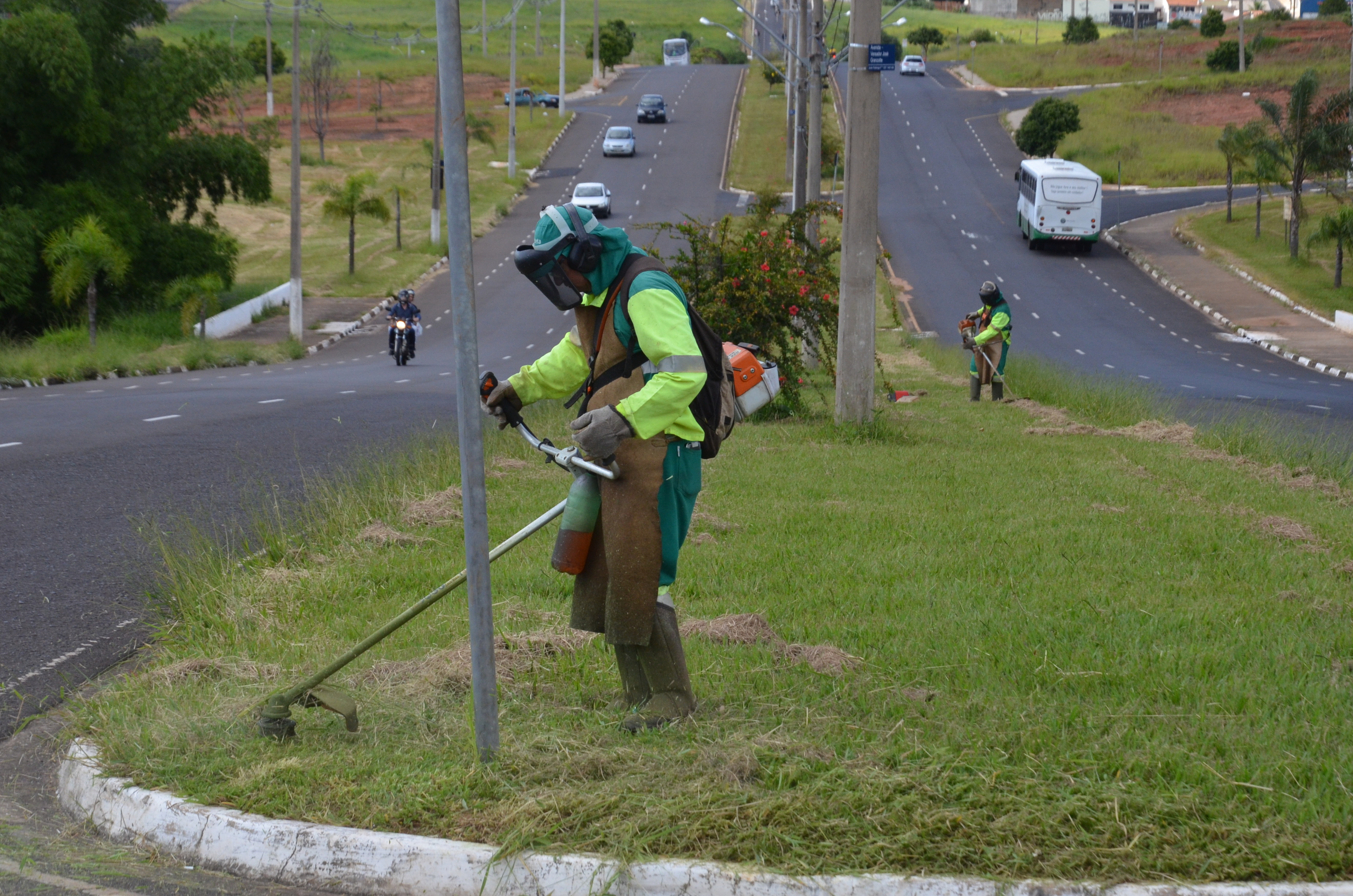 Zeladoria urbana trabalha na limpeza de canteiros e avenidas