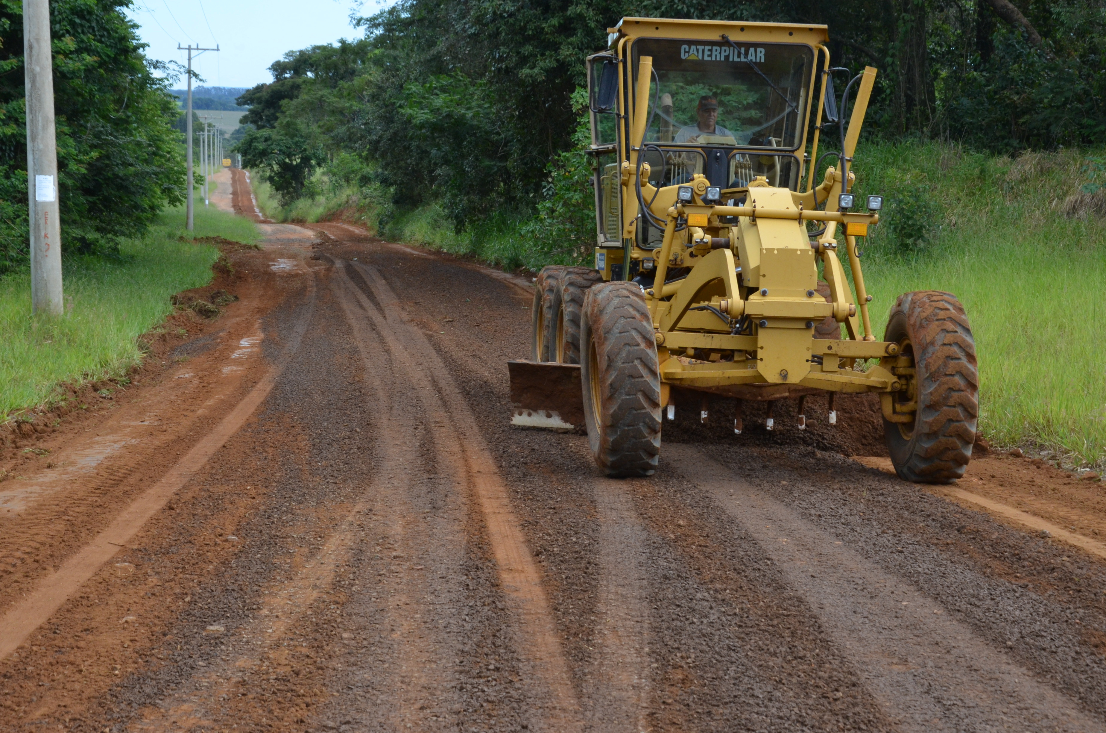 Prefeitura faz manutenção em estrada do Colégio Agrícola